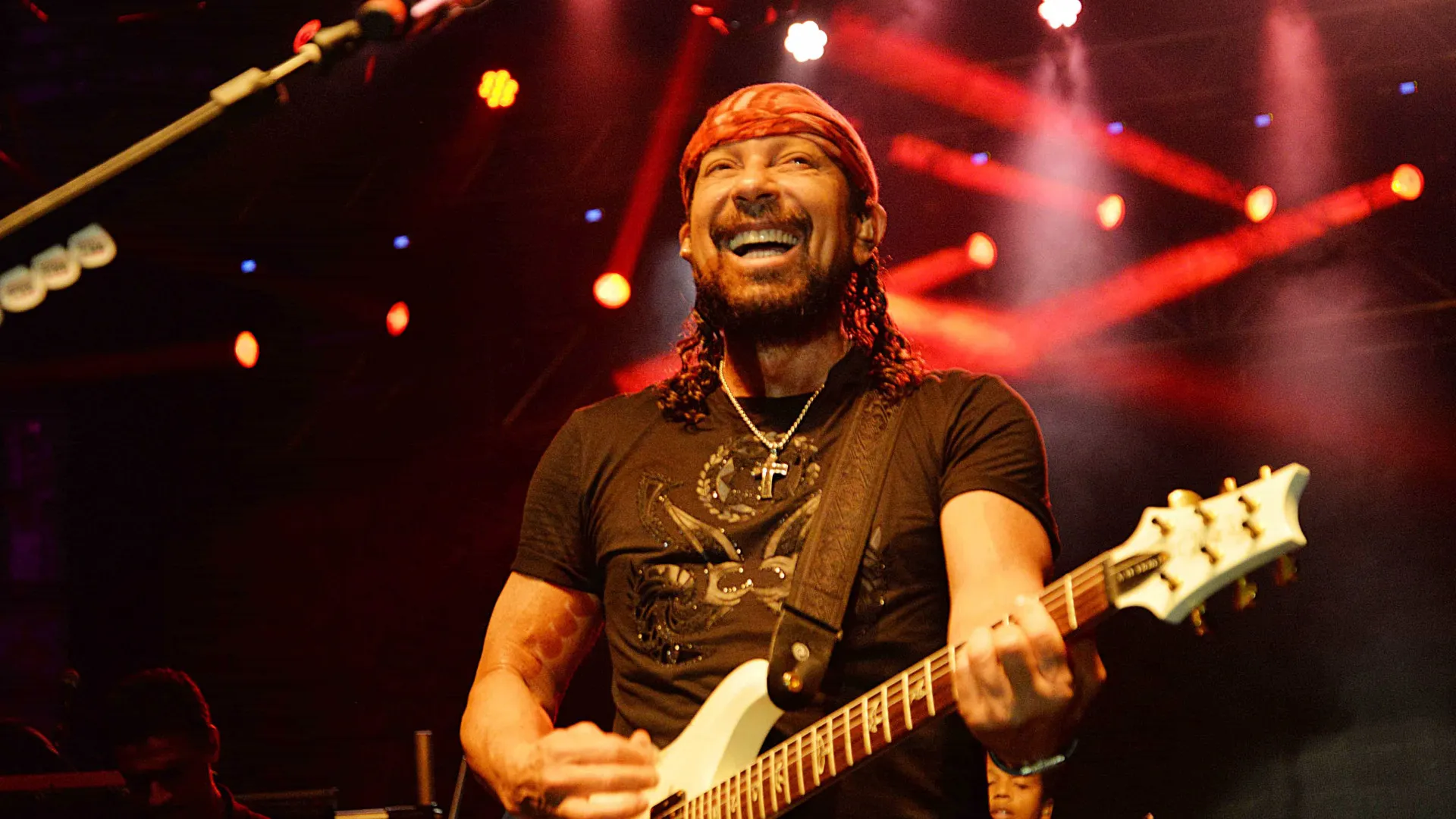 Bell Marques passa mal e precisa ser amparado durante corrida em Fortaleza