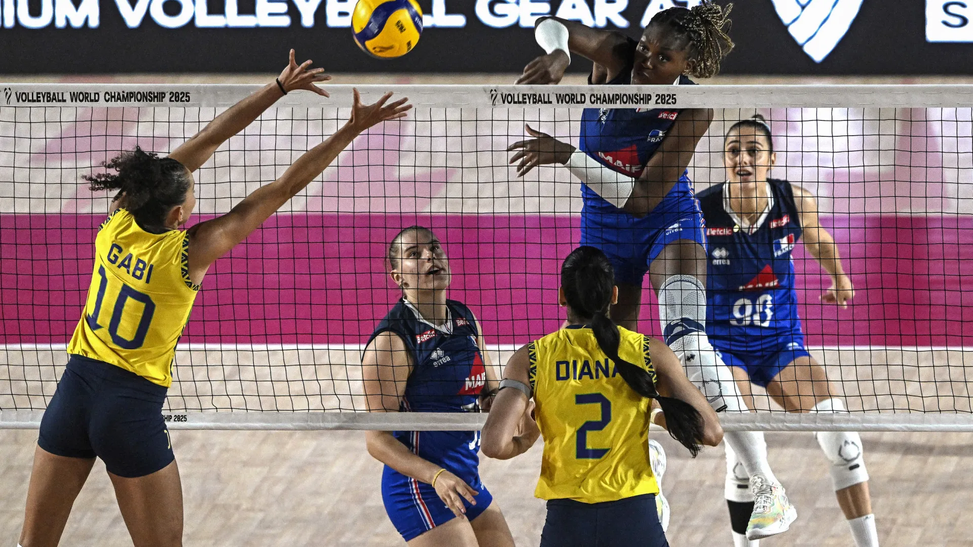 Brasil vence a França e encaminha vaga nas oitavas do Mundial de vôlei