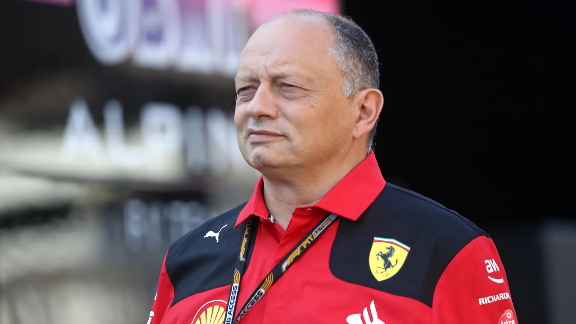 ‘Eu não preciso motivar Hamilton’, diz chefe após Lewis se chamar de inútil