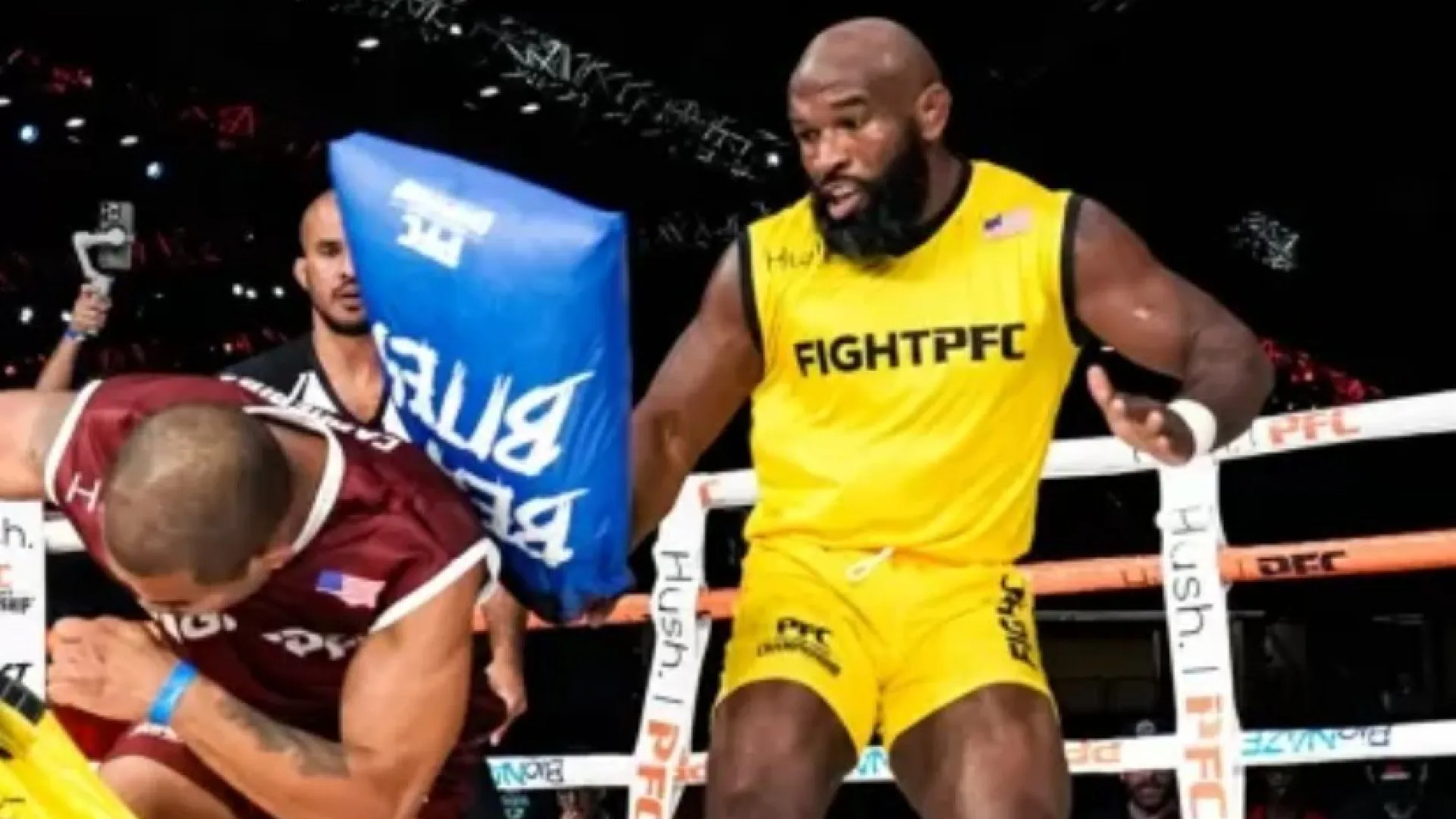 Ex-UFC jogou no Corinthians e agora é campeão nas lutas de travesseiro