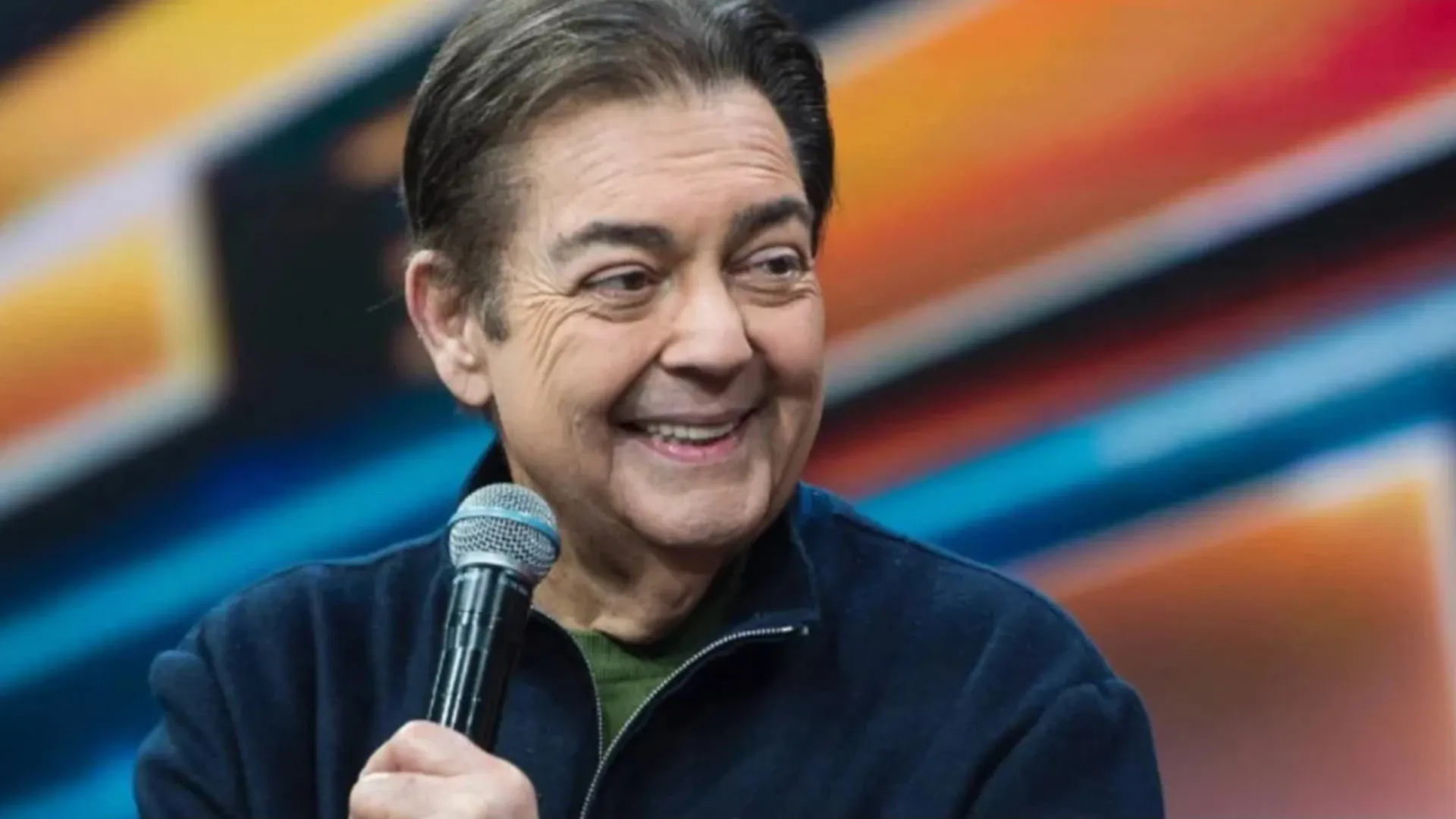 Faustão se confunde e faz pix errado para Alexandre Pires após show em aniversário