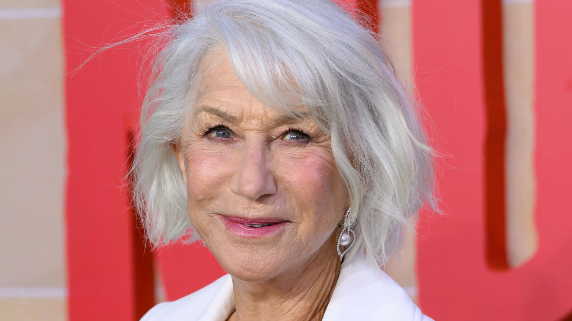 Filme com Helen Mirren põe idosos para investigar crimes em uma vila de aposentados