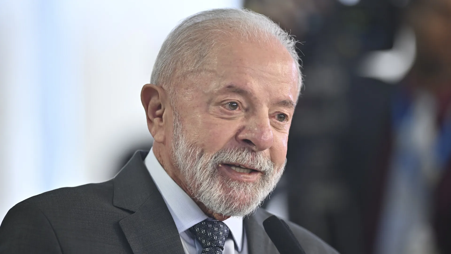 Governo Lula prevê salário mínimo de R$ 1.631 em 2026