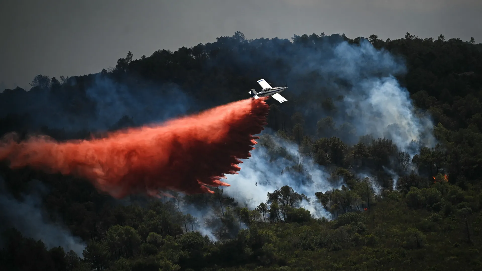 Grande incêndio florestal mata 1 e fere 13 no sul da França
