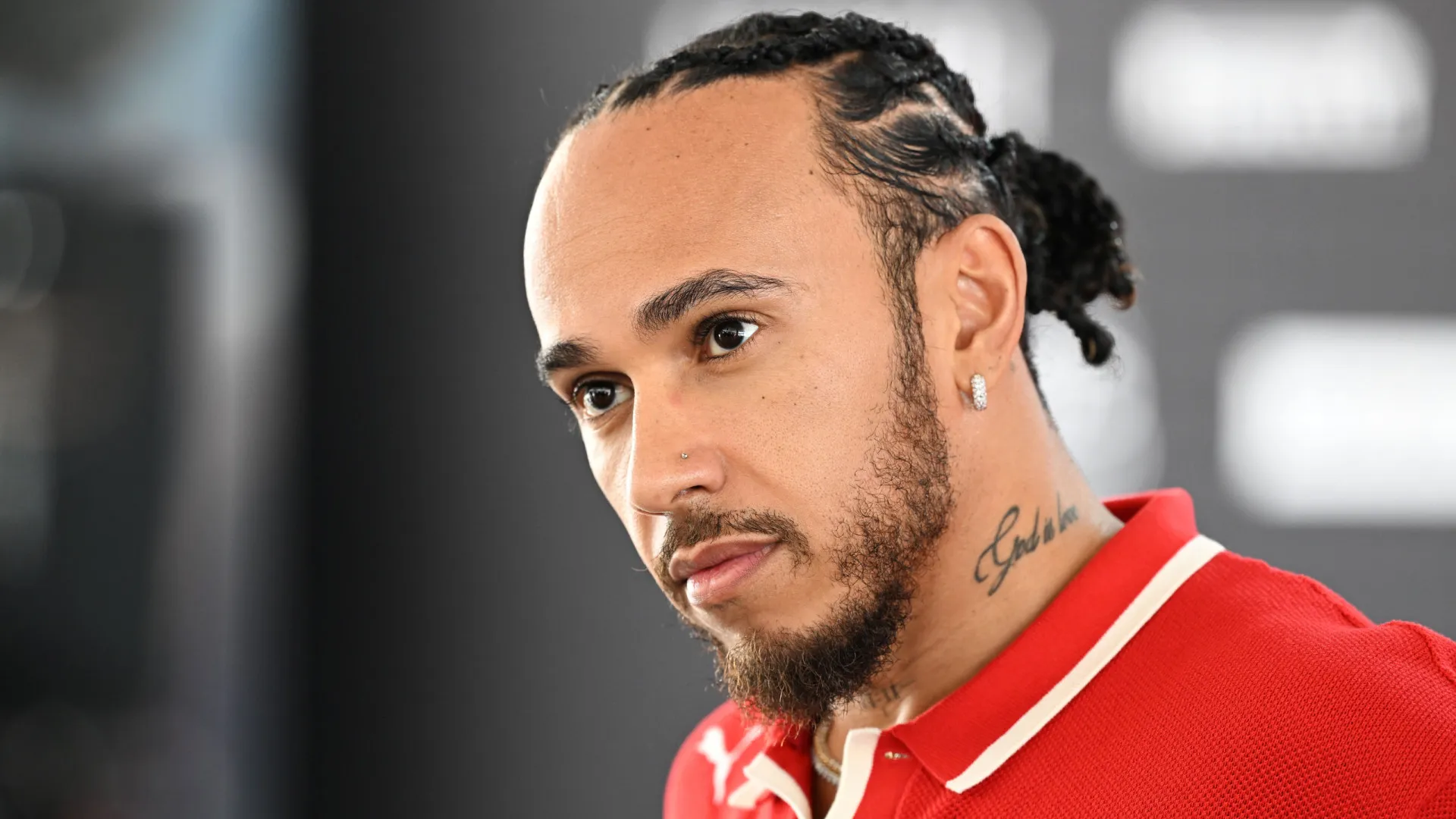 Hamilton vive pesadelo com Ferrari em pista onde era praticamente infalível