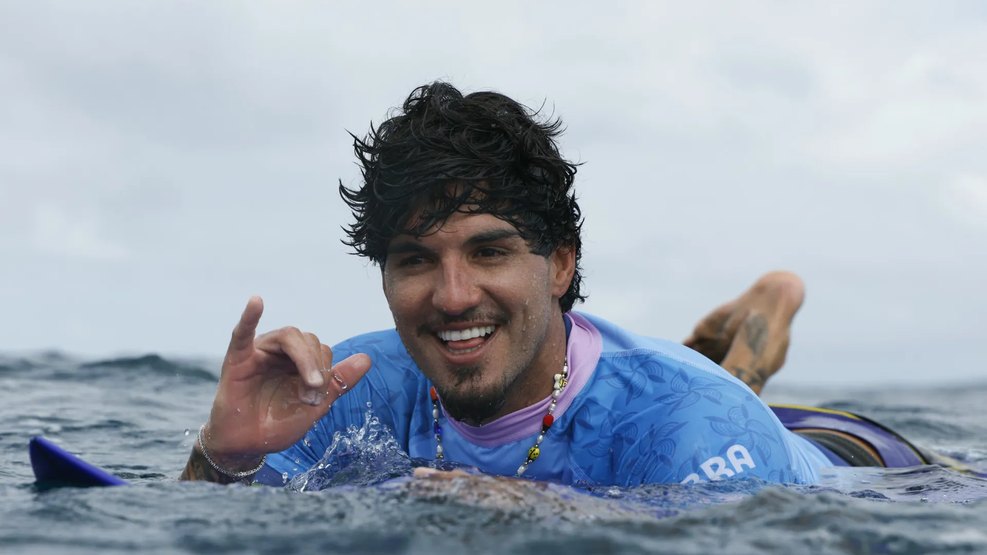 Medina pede união dos surfistas após eliminação polêmica de brasileiro