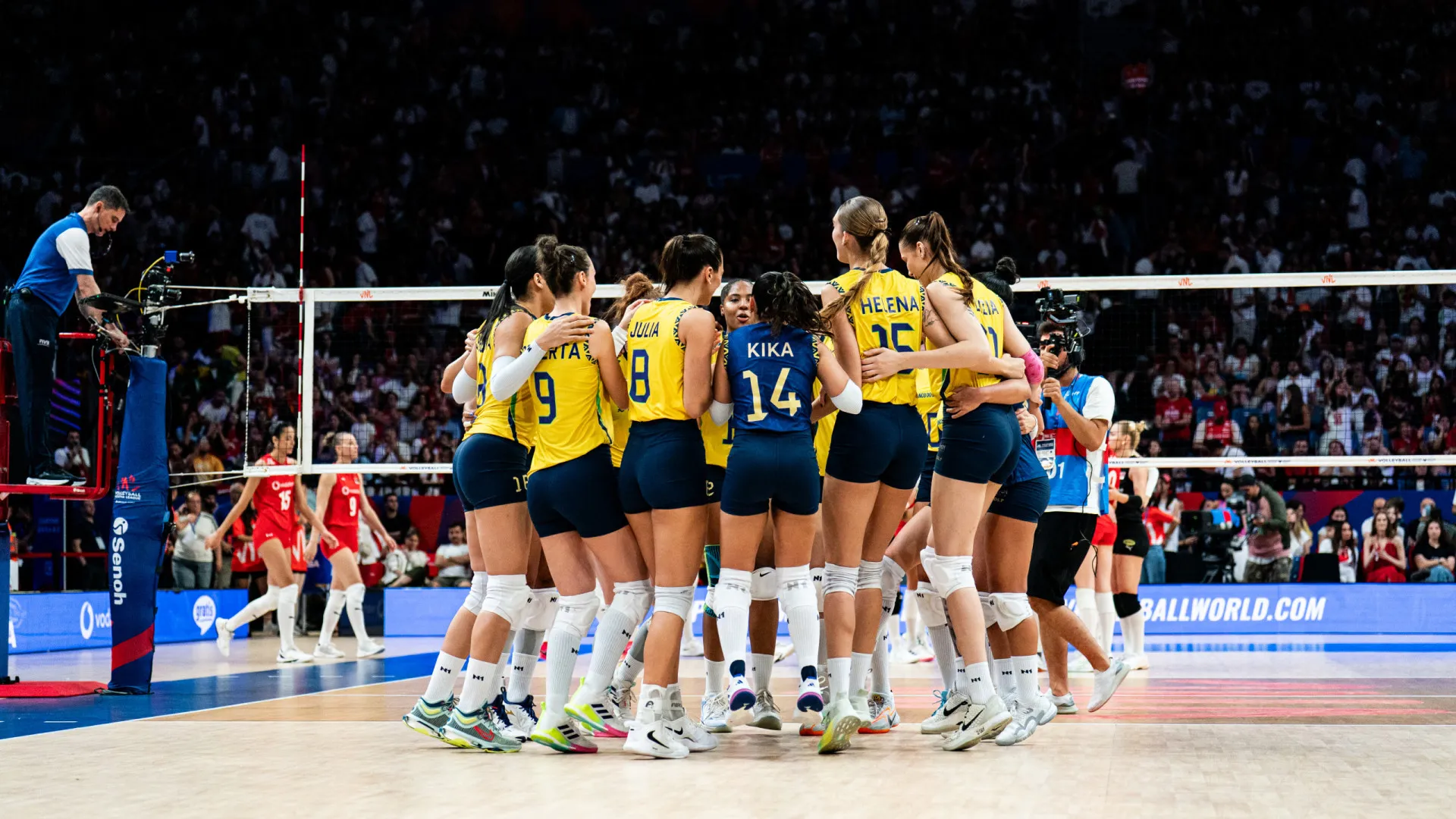 Brasil vence novamente a França e avança às semifinais do Mundial de vôlei