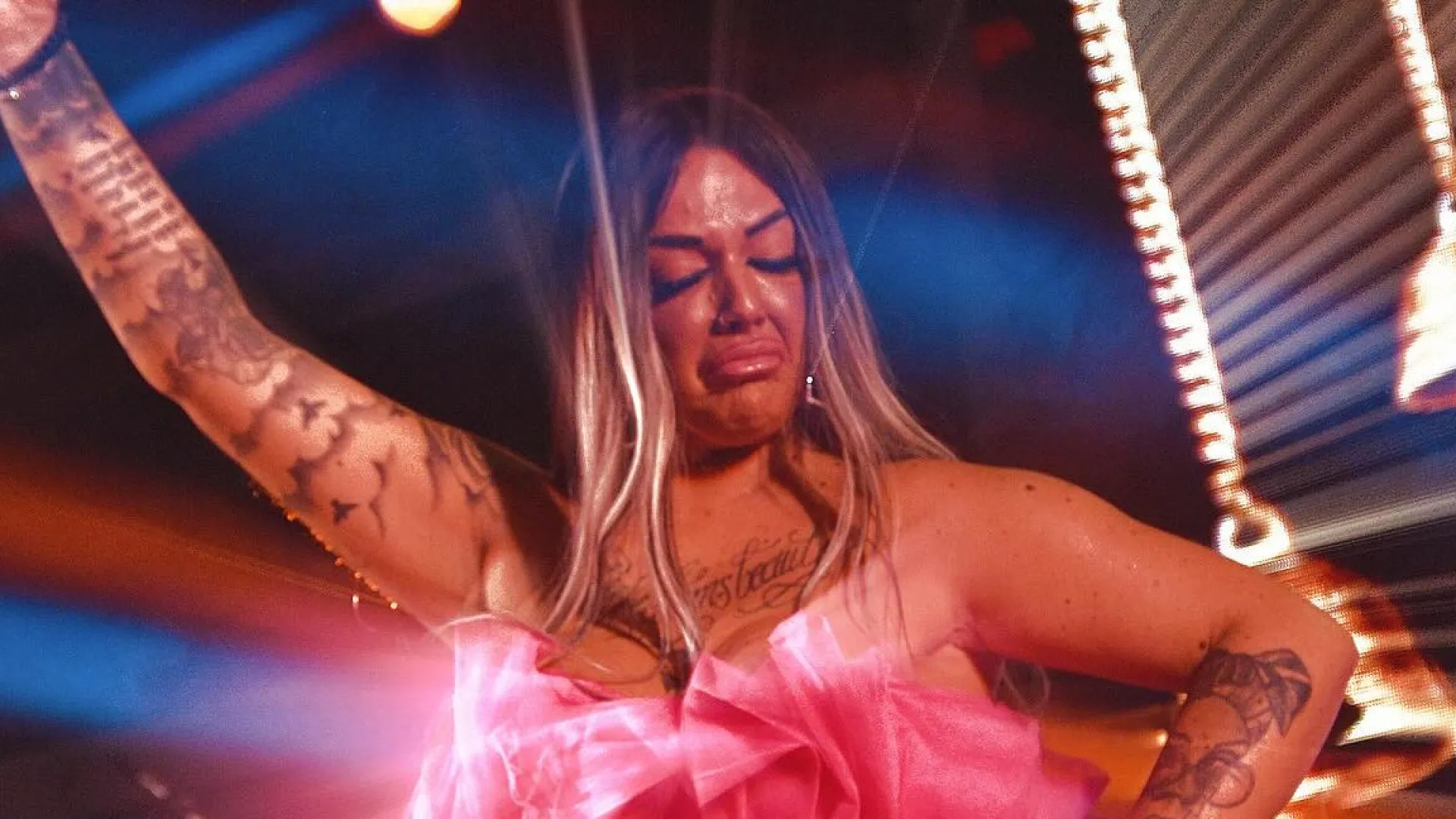 Cantora se sente mal durante show e perde o bebê