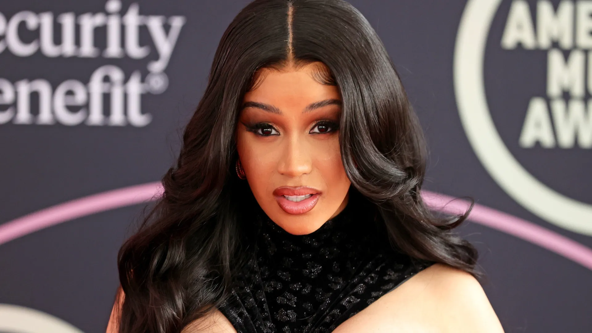 Cardi B é considerada inocente de agressão, cochila em tribunal e atira caneta em repórter