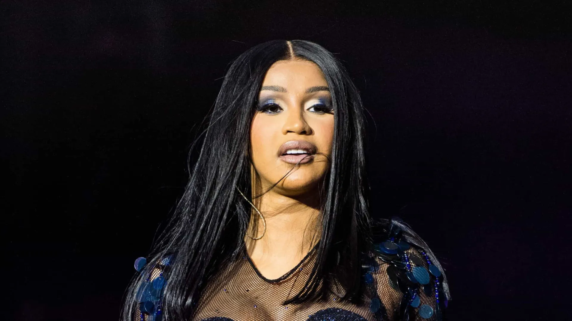 Cardi B tem dia de camelô e vende seu novo disco em metrô de Nova York