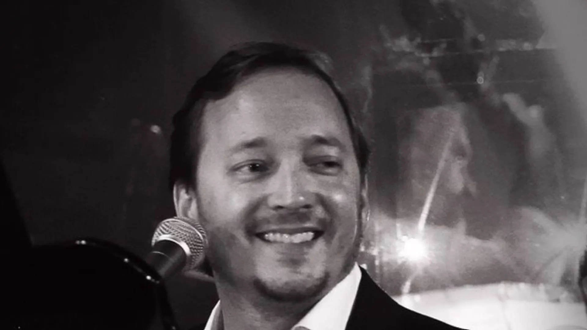 Conheça o cantor que viralizou com a sofrência ‘Evidências’ em francês