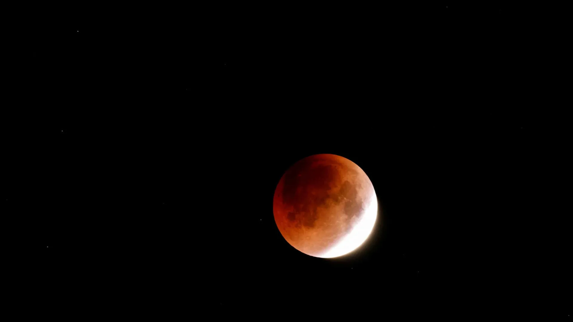 Fim de semana termina com um eclipse total da Lua