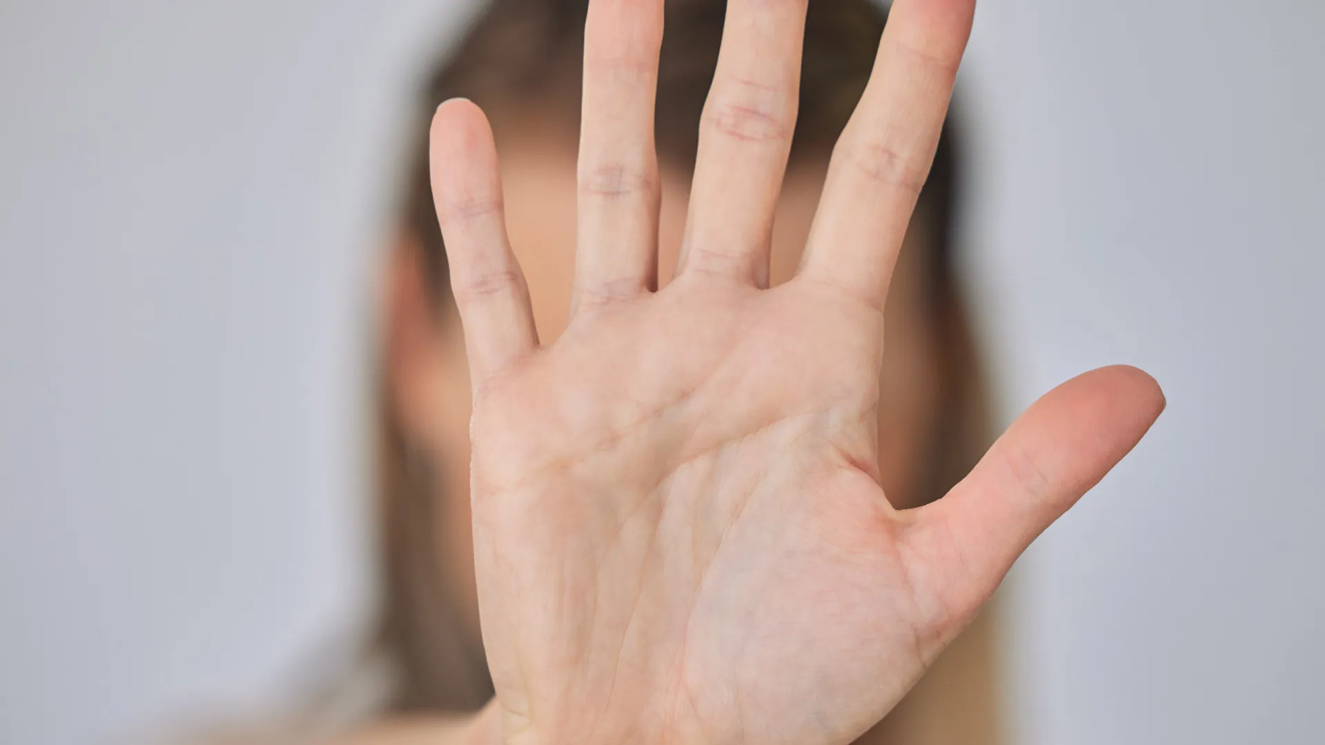 Homem é detido após esfaquear e atirar esposa pela janela na Espanha