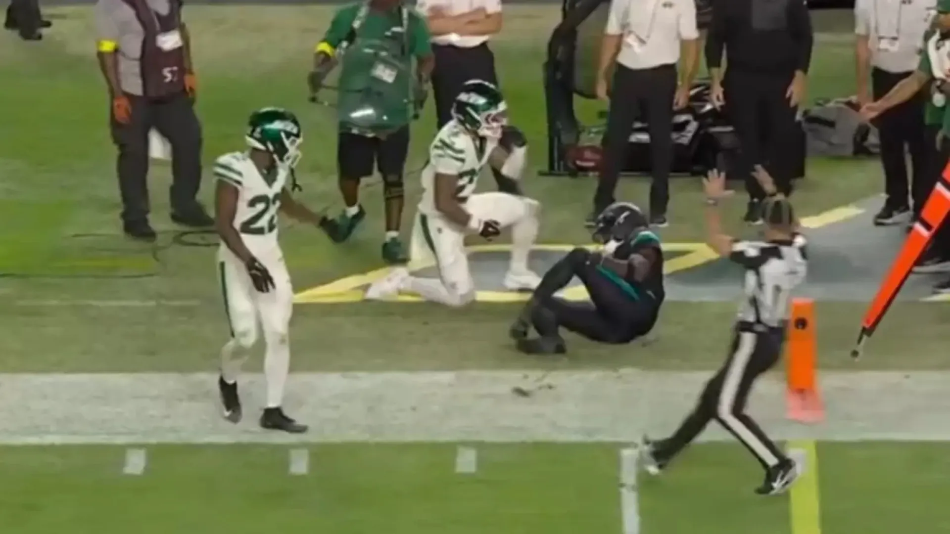 Jogador da NFL fica com a perna ao contrário em lesão chocante; veja