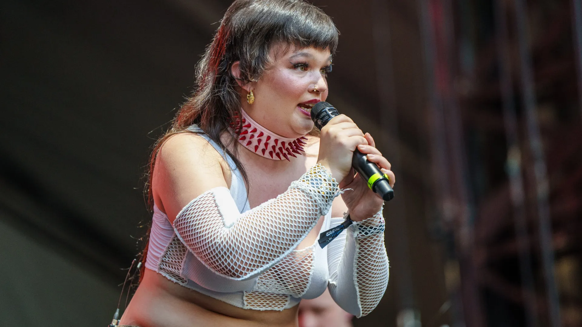 Lola Young, cantora de ‘Messy’, desmaia durante show e choca fãs; vídeo