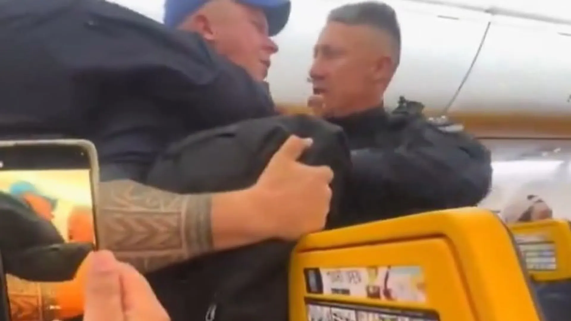 Passageiro bêbado tenta abrir porta e avião faz pouso de emergência