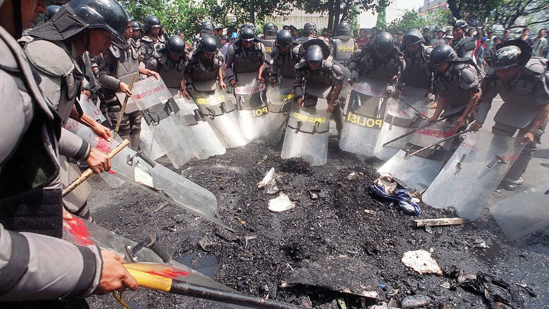 Protestos na Indonésia extrapolam causa inicial, e presidente cancela ida à China
