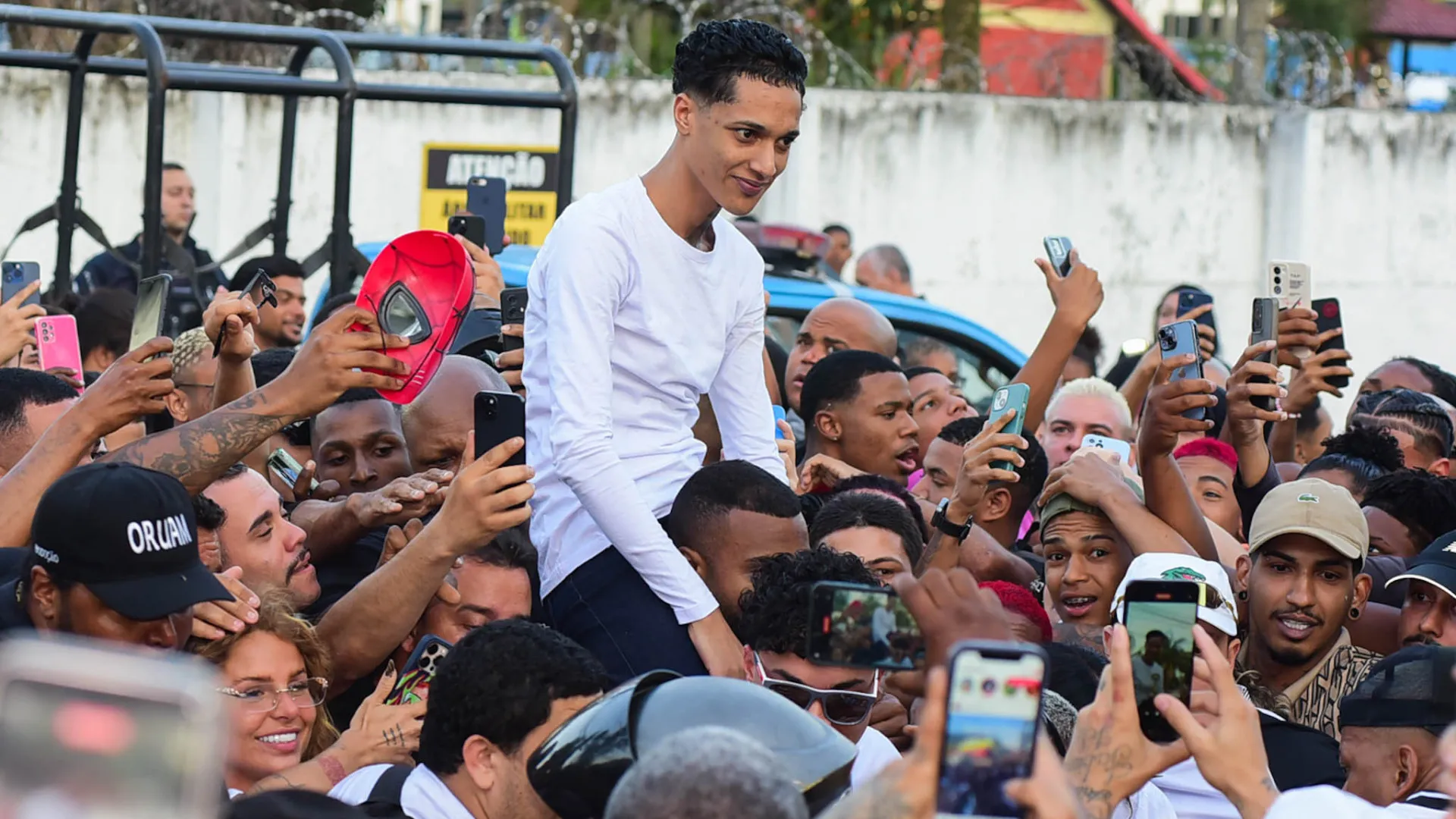 Rapper Oruam deixa a prisão no Rio após 69 dias