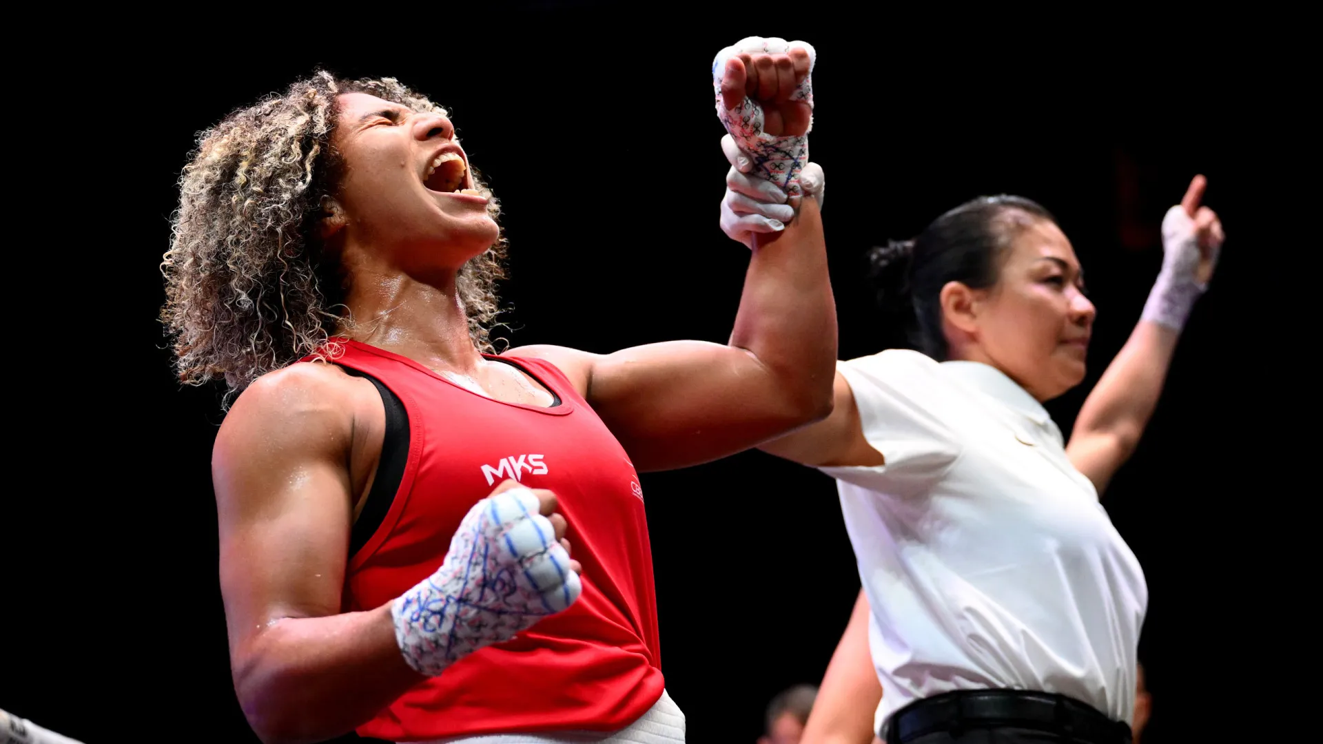 Rebeca Lima vence revanche contra polonesa e é campeã mundial de boxe