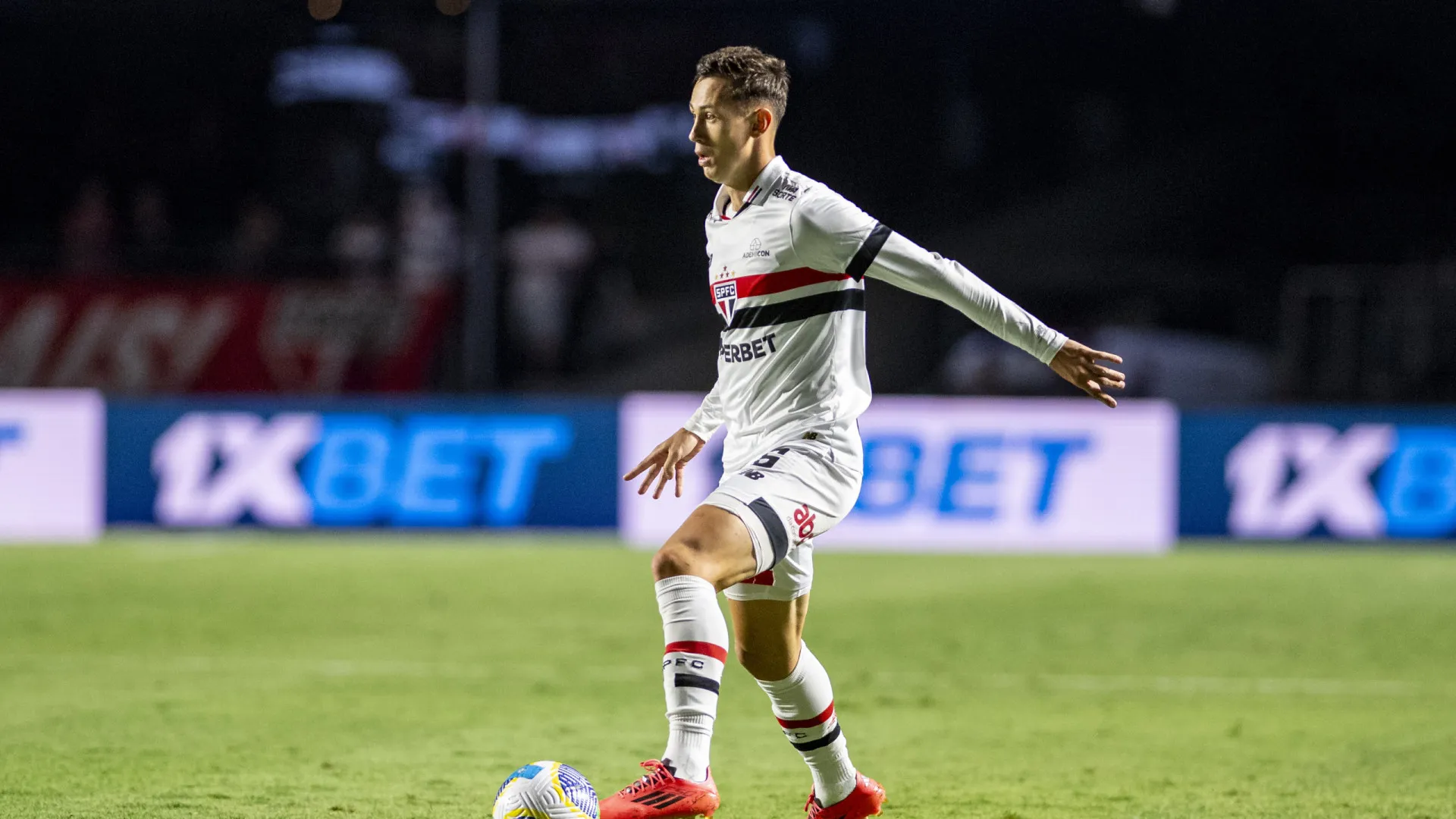 São Paulo encaminha empréstimo de lateral-esquerdo para clube do Chipre