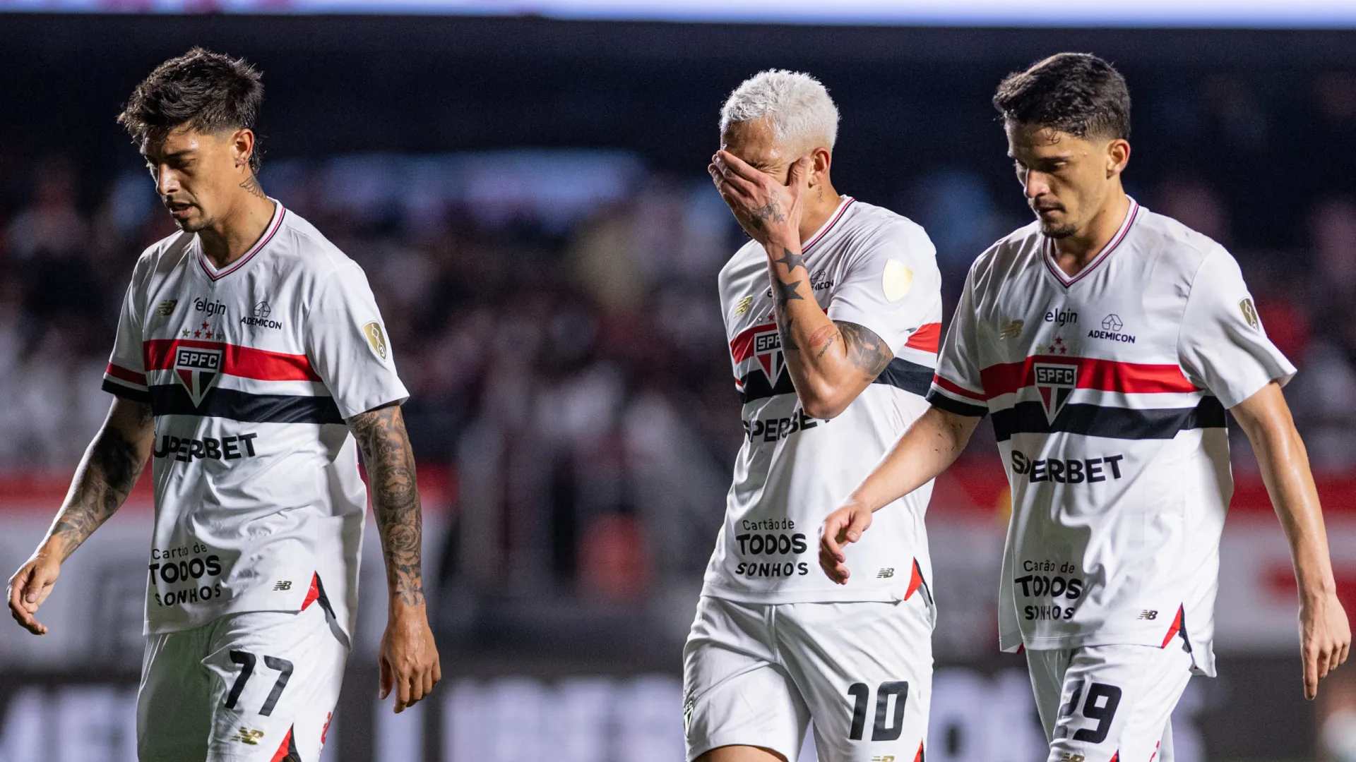 São Paulo recolhe os cacos após eliminação na Libertadores para mirar embalo no Brasileirão