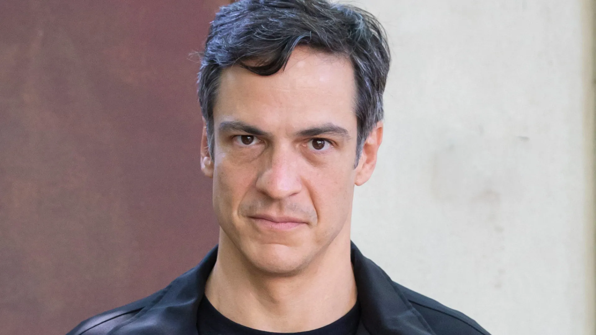 'Agi como um trombadinha', diz Mateus Solano sobre a polêmica do celular em peça