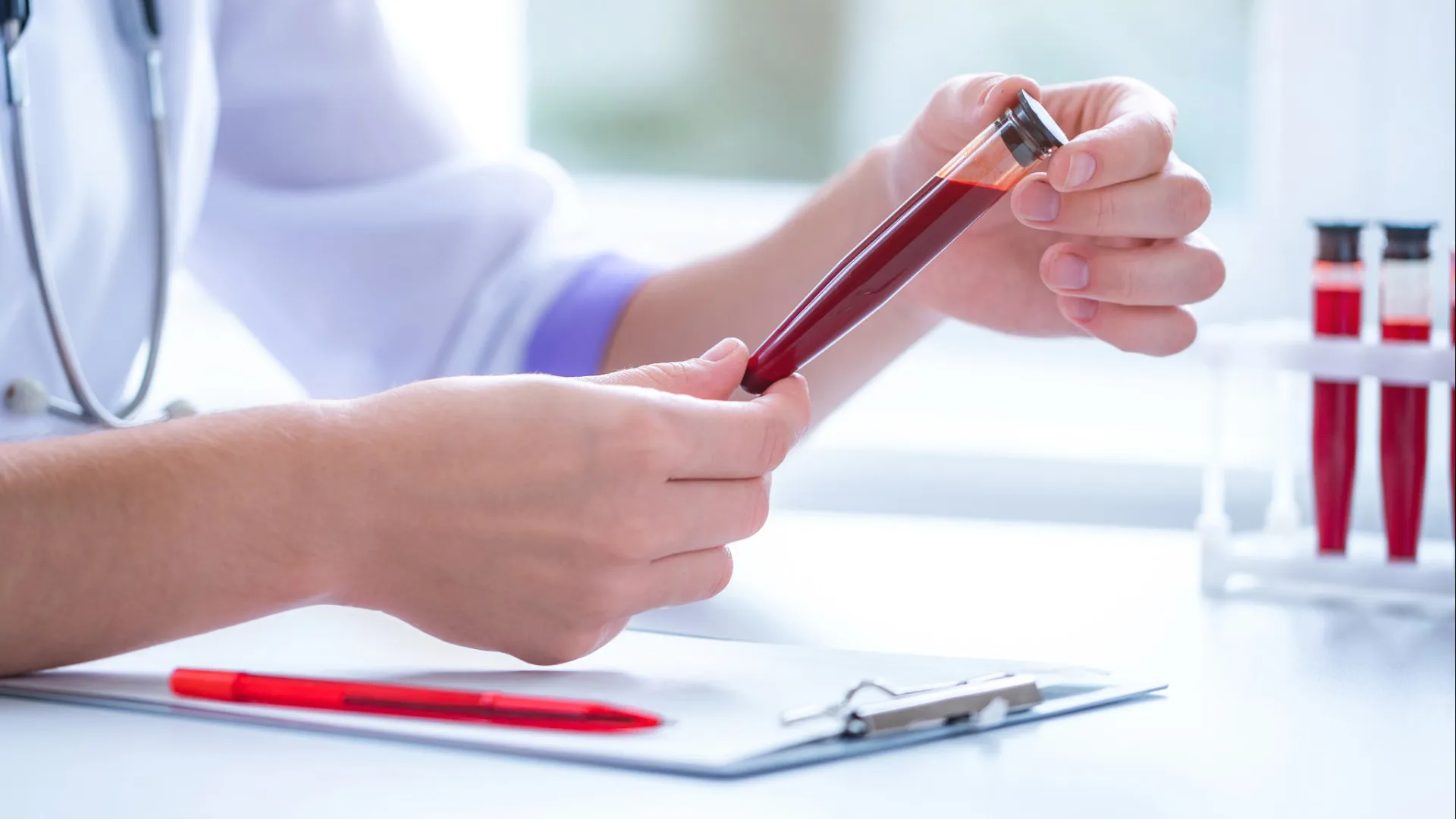 Anvisa busca laboratórios com capacidade de detectar metanol em amostras de sangue