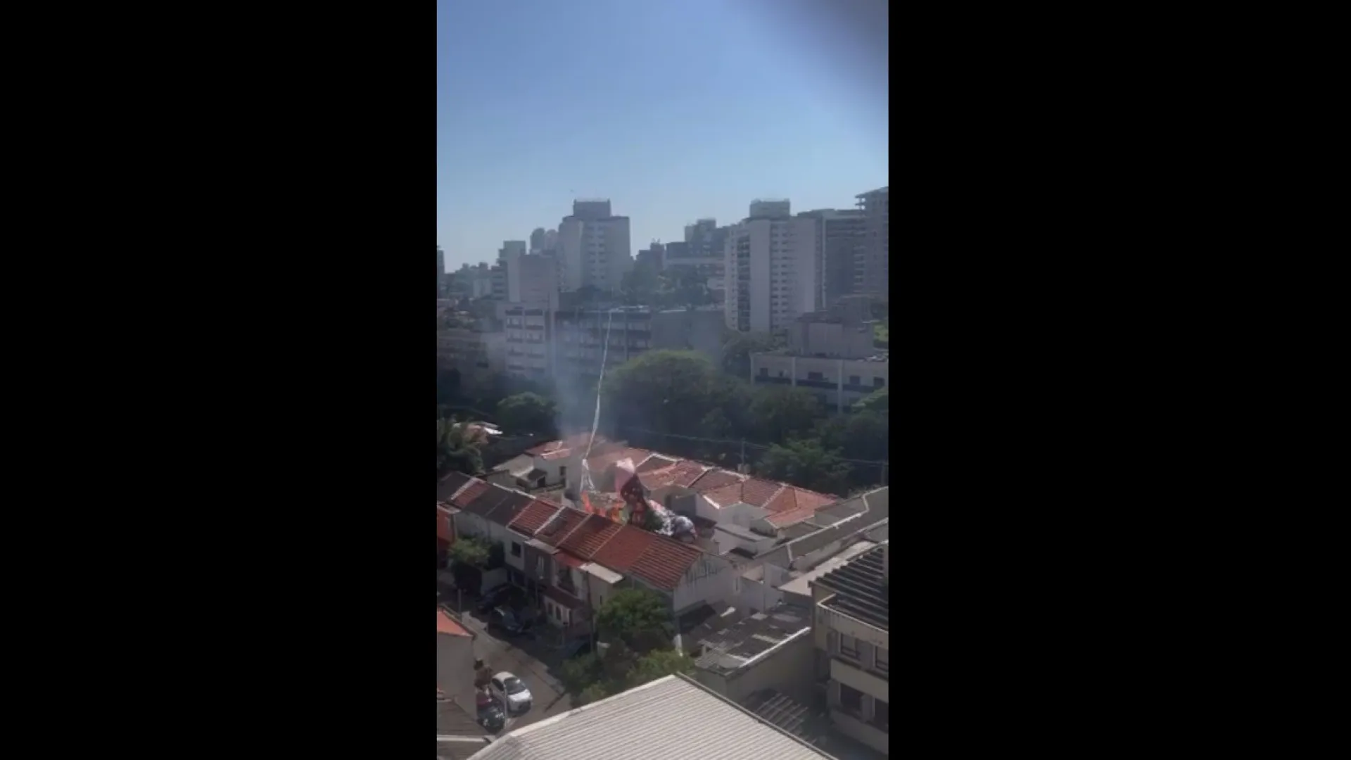 Balão cai sobre telhados de residências e pega fogo em São Paulo; vídeo