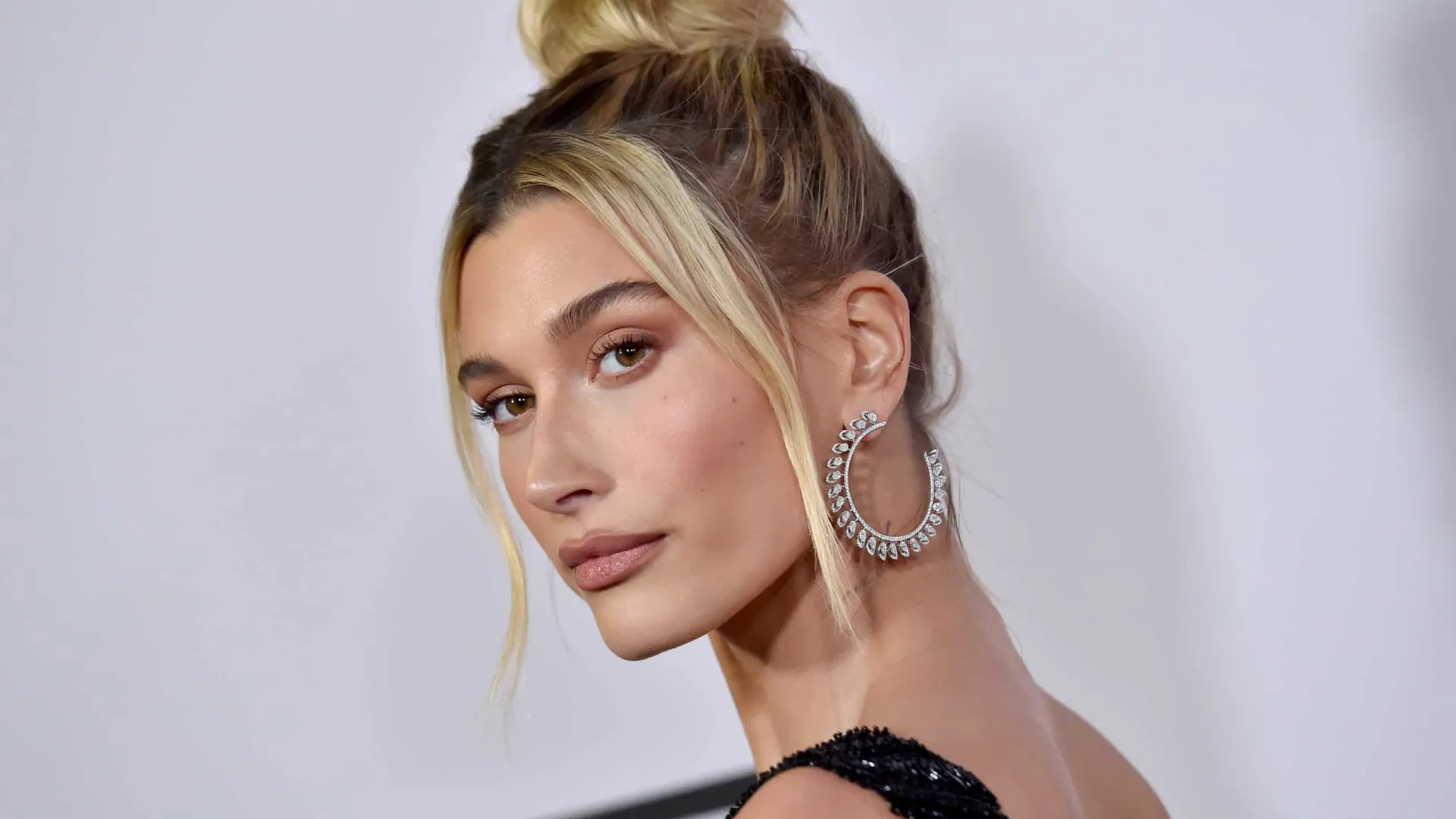 Hailey Bieber posa sensual e recebe elogios de estrelas da moda