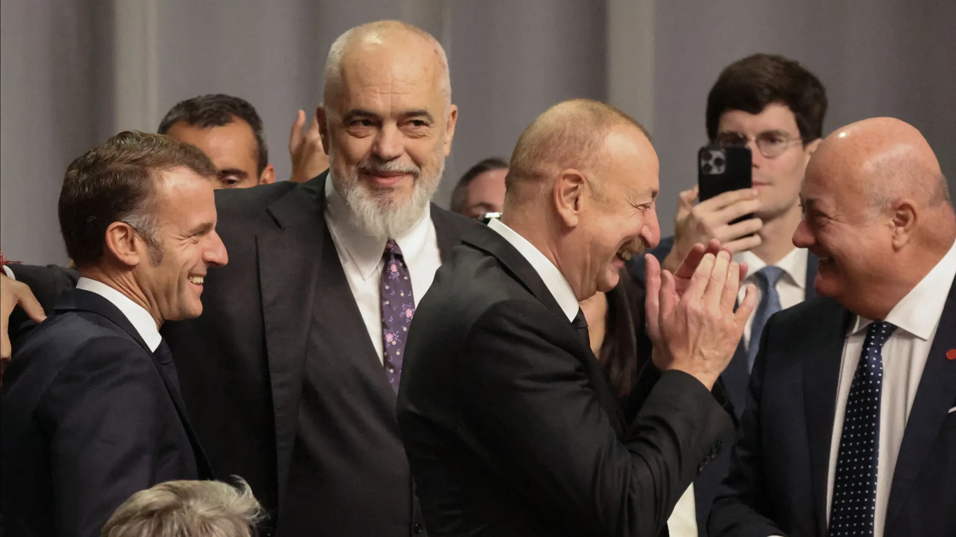 Líderes de França, Albânia e Azerbaijão são ‘flagrados’ rindo de Trump