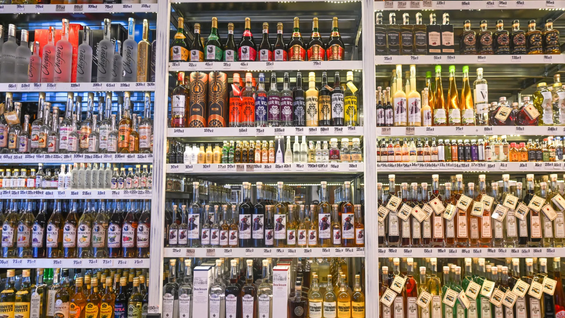 Policiais descobrem laboratório de falsificação de bebidas no DF