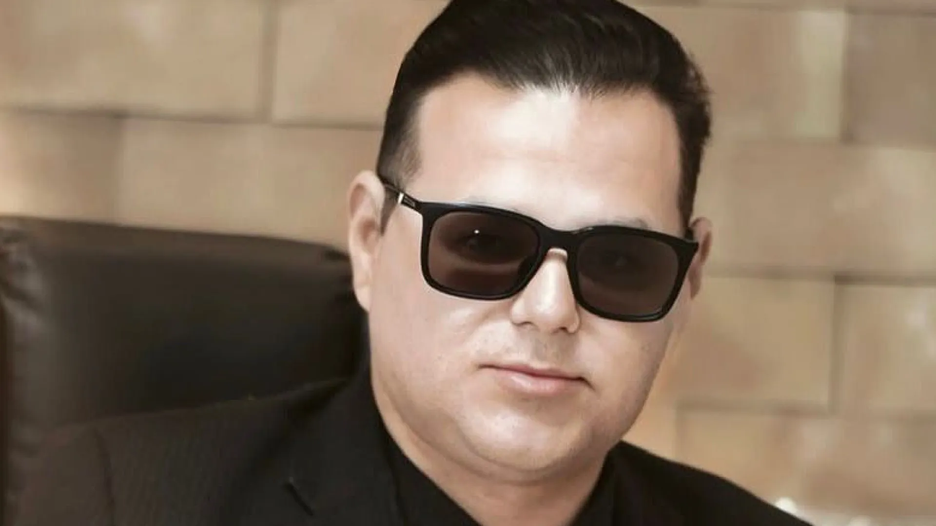 Prefeito de Canhoba comemora 40 anos com ensaio sensual de cuecas; veja