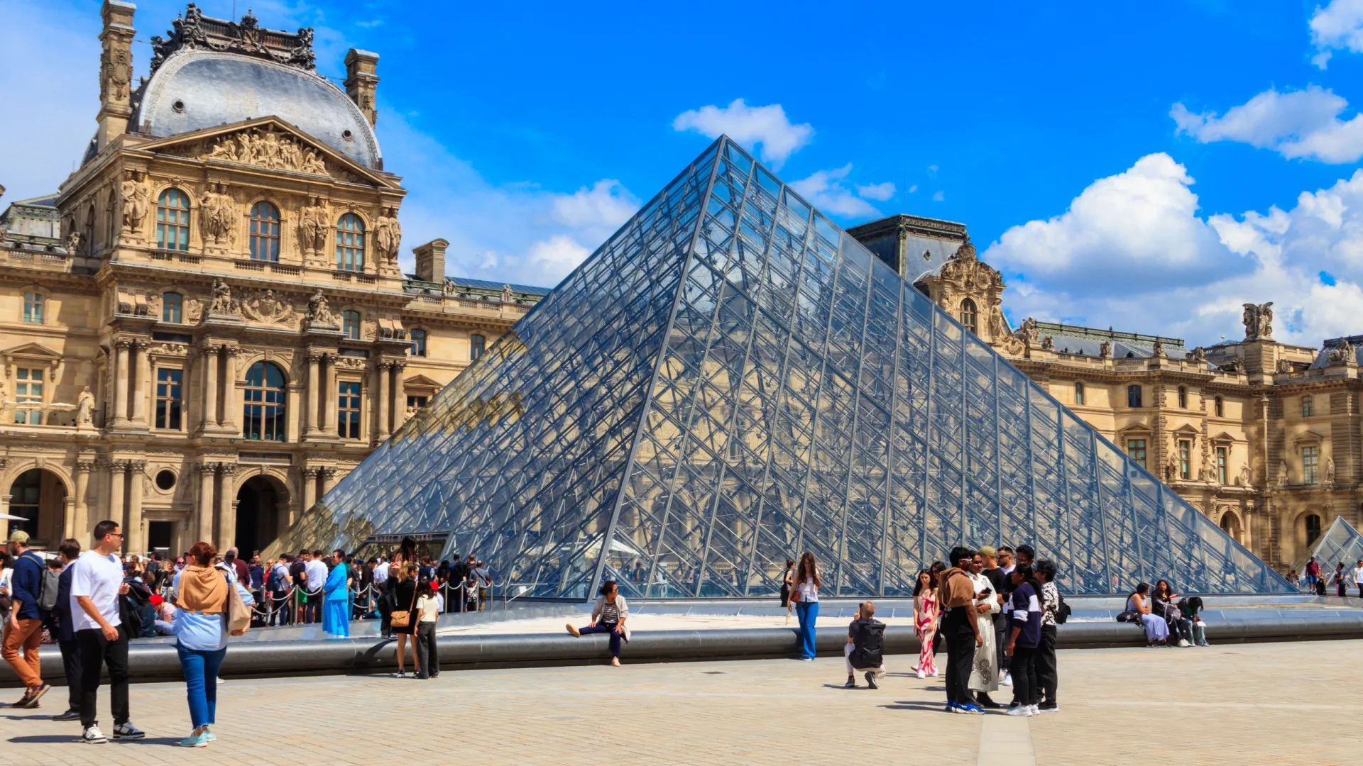 Presos por roubo do Louvre ‘admitem parcialmente’ envolvimento no crime