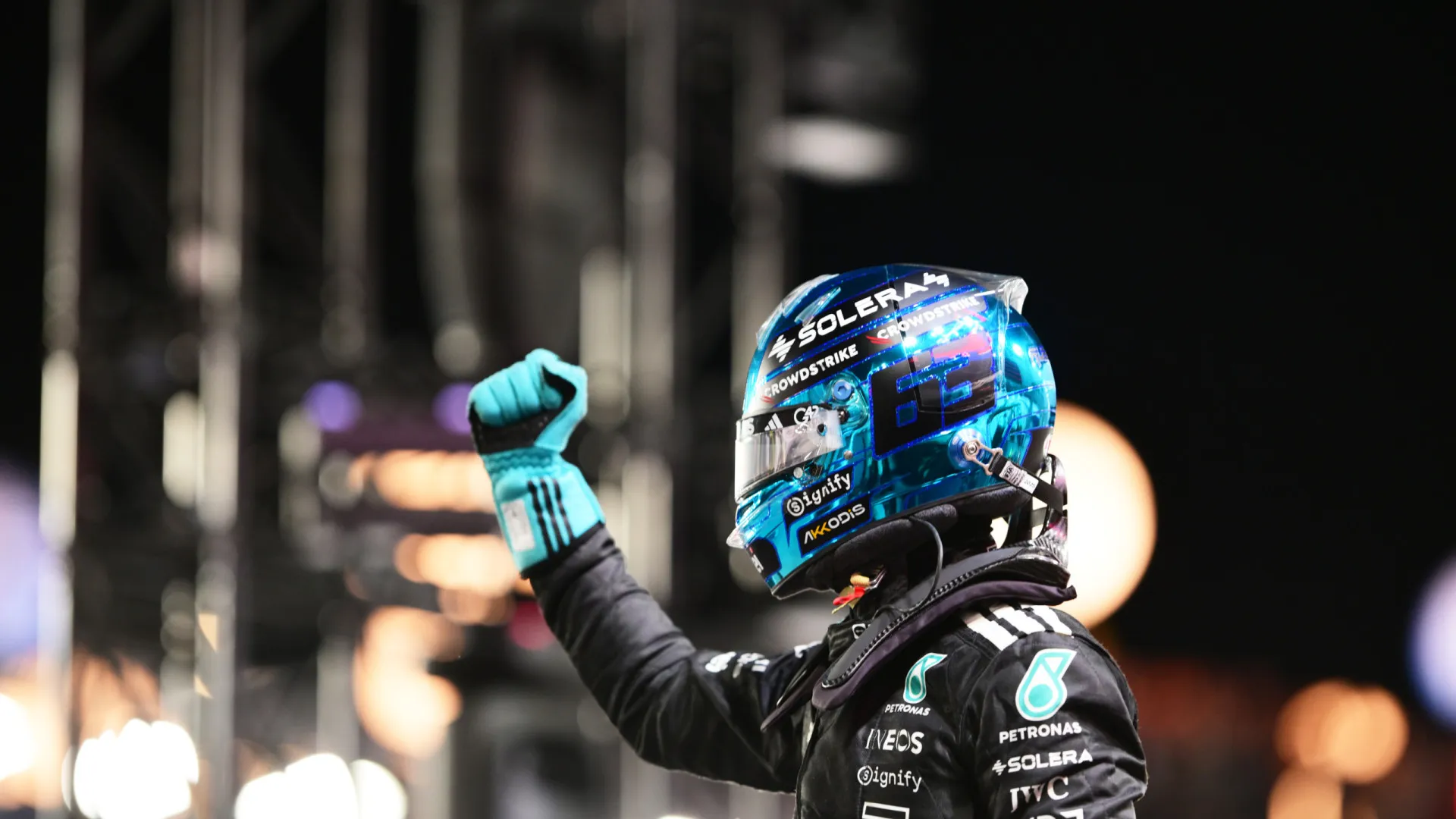 Russell supera Verstappen e garante pole em Singapura; Bortoleto cai no Q1