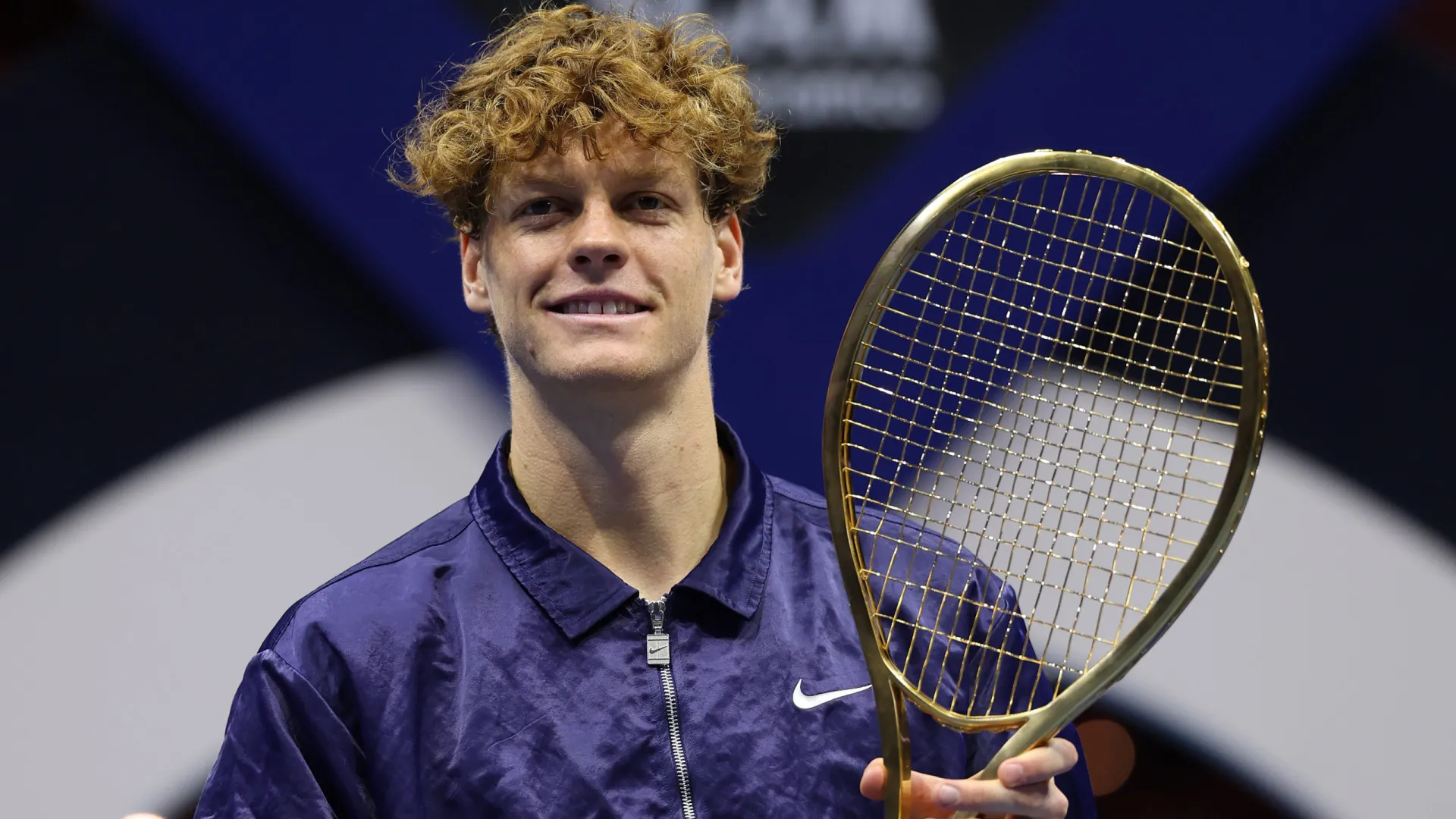 Sinner ganha raquete de ouro de R$ 1,5 milhão após título no Six Kings sobre Alcaraz