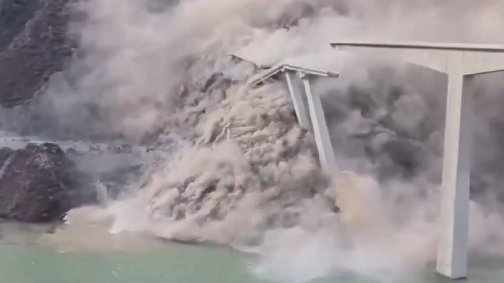 Deslizamentos de terra provoca desabamento de ponte na China