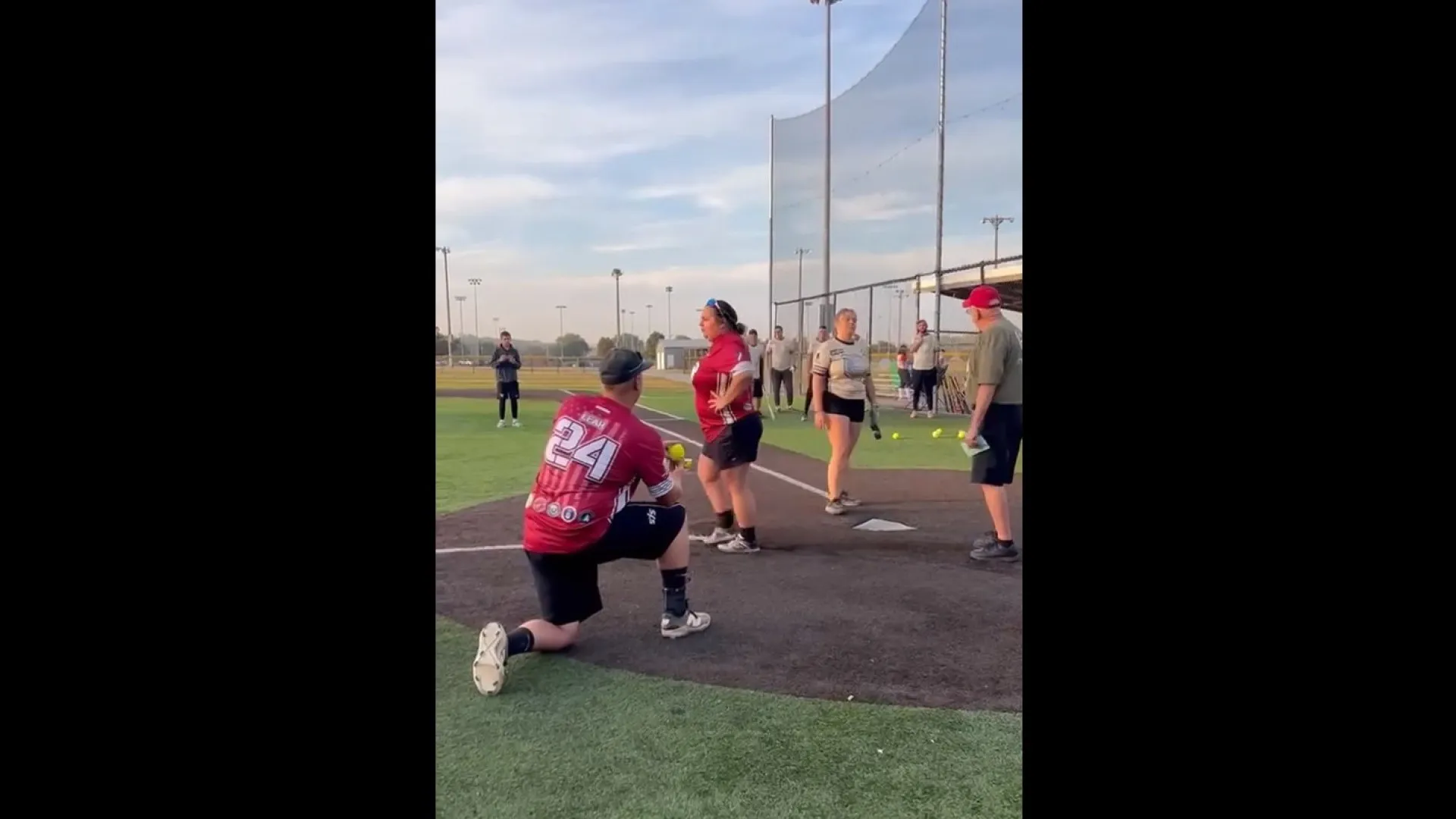 Jogadora não percebe pedido de casamento em campo e reação viraliza