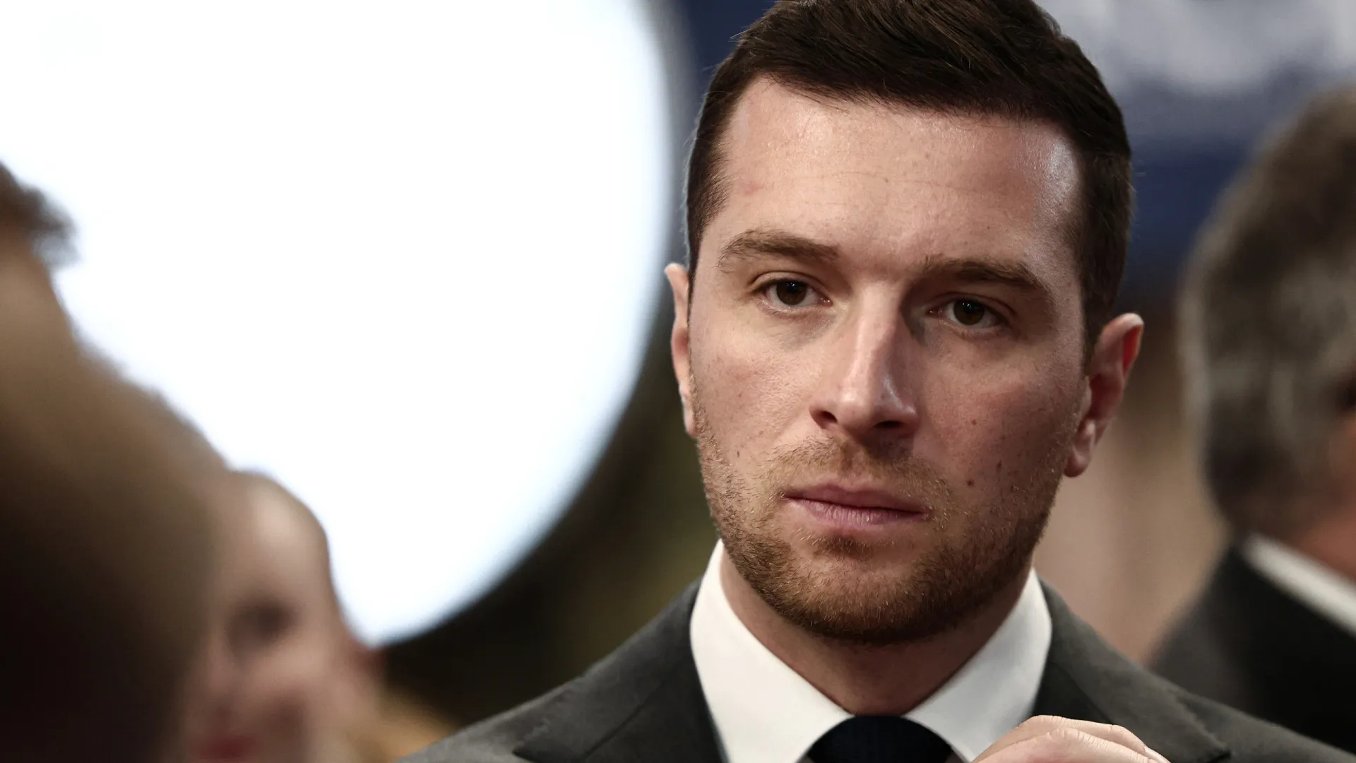 Líder da extrema-direita francesa é agredido por idoso