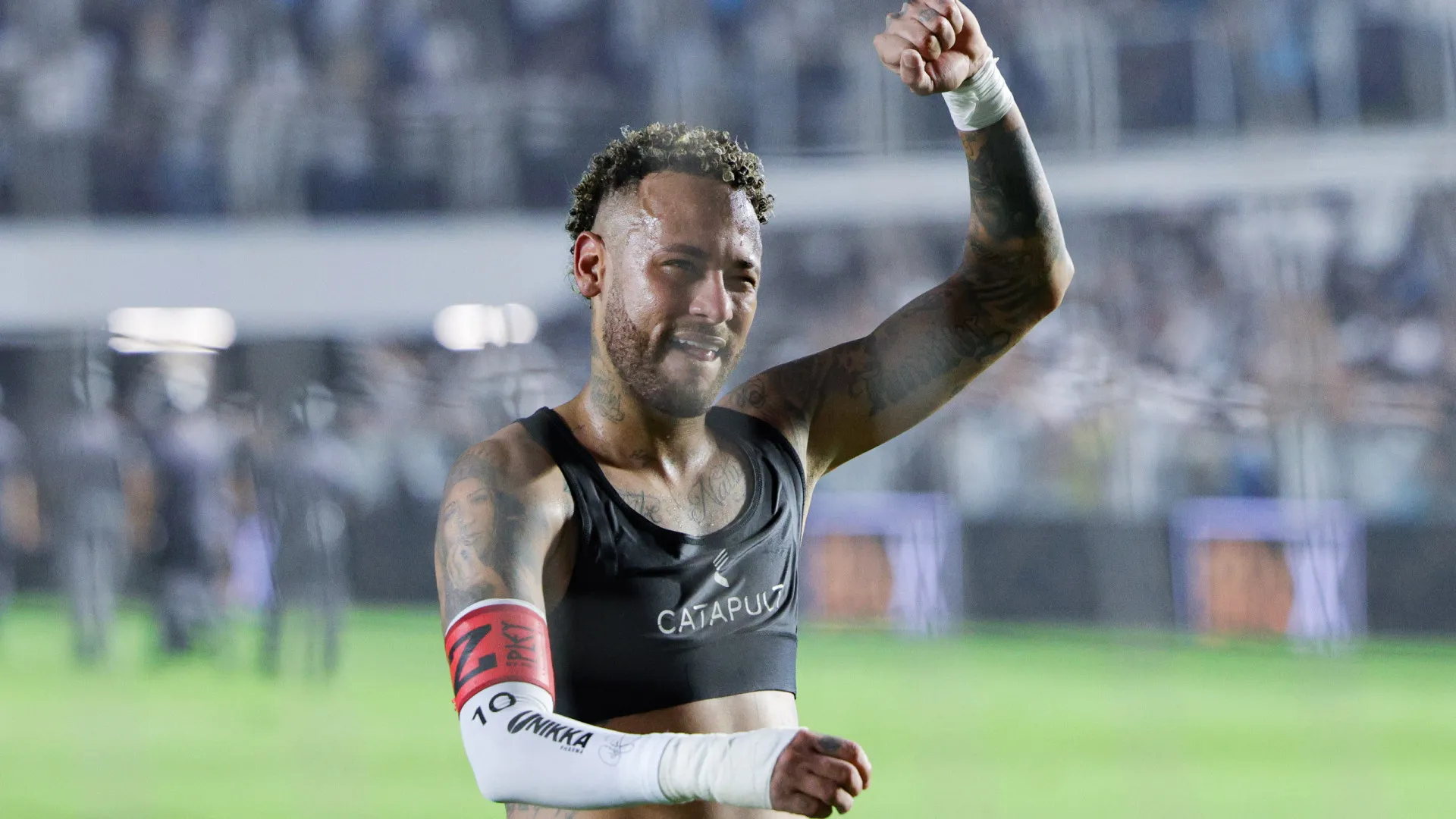 Neymar muda postura, sai exausto e volta a fazer jogo completo
