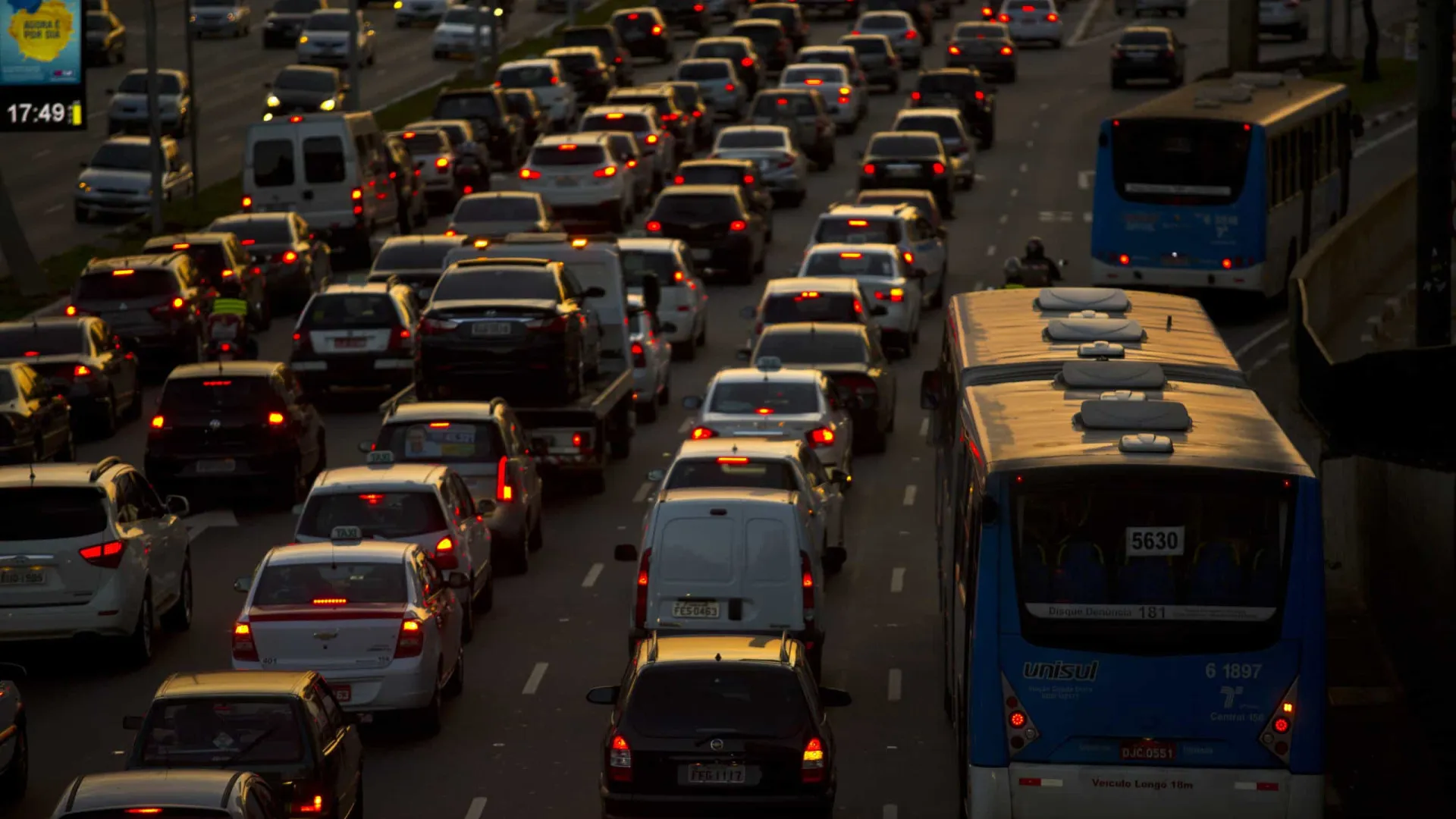 Paulistano enfrenta congestionamentos na saída para o feriado prolongado