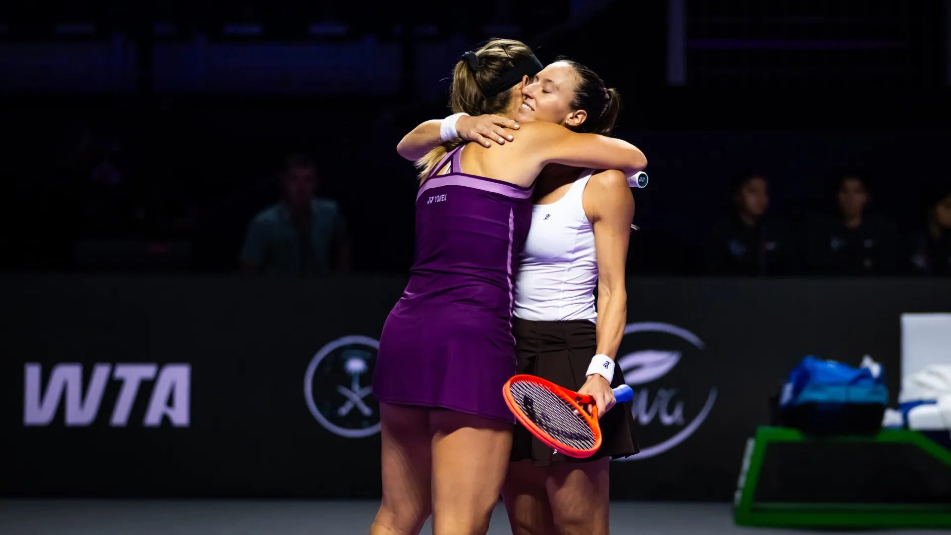 Stefani e Babos vencem russas e se aproximam da semi do WTA Finals