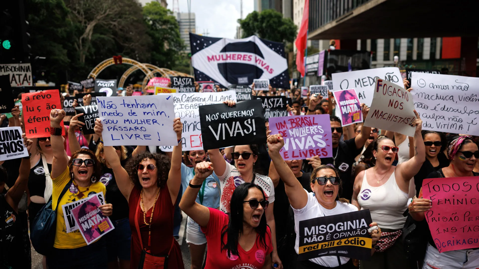 Milhares de mulheres tomam as ruas do Brasil contra a violência de gênero