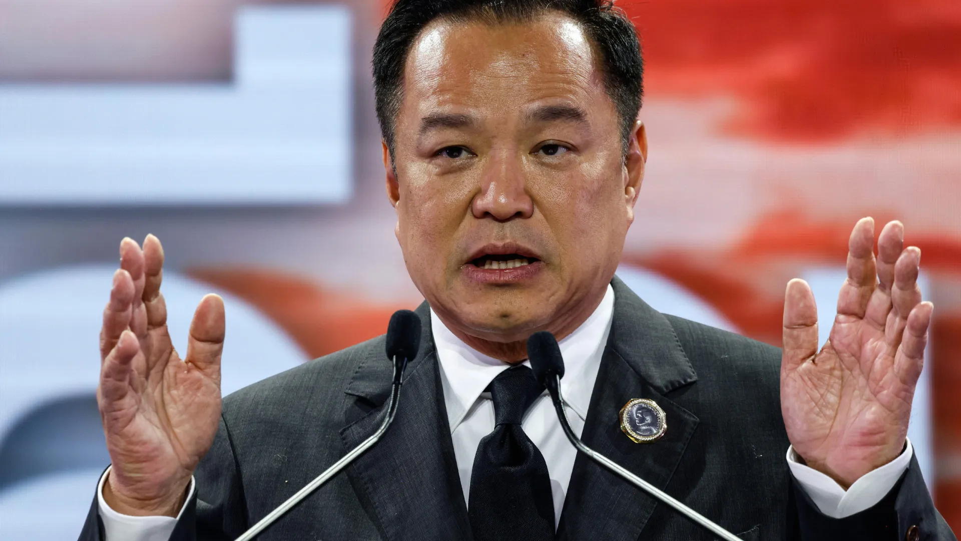 Premiê da Tailândia pede dissolução do Parlamento e amplia crise política