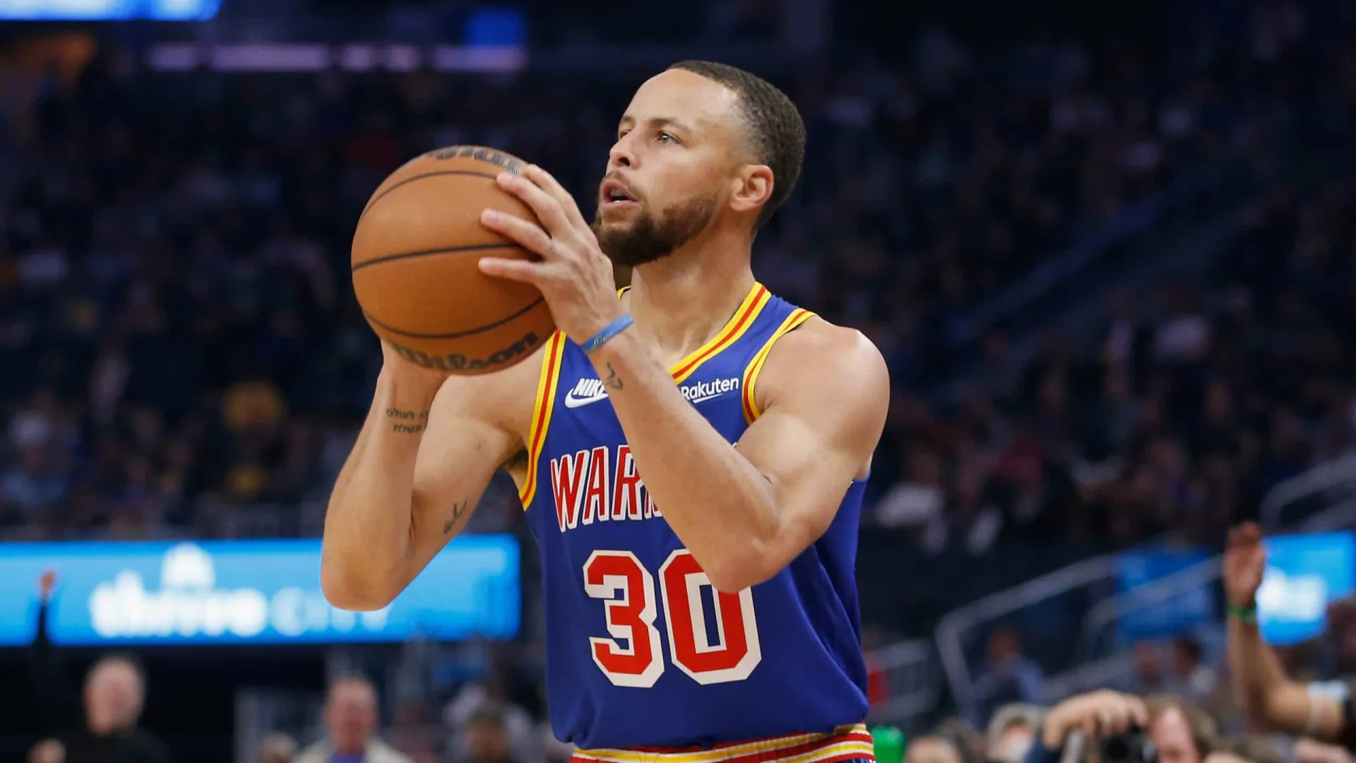 Stephen Curry supera Michael Jordan em estatística de cestinhas veteranos