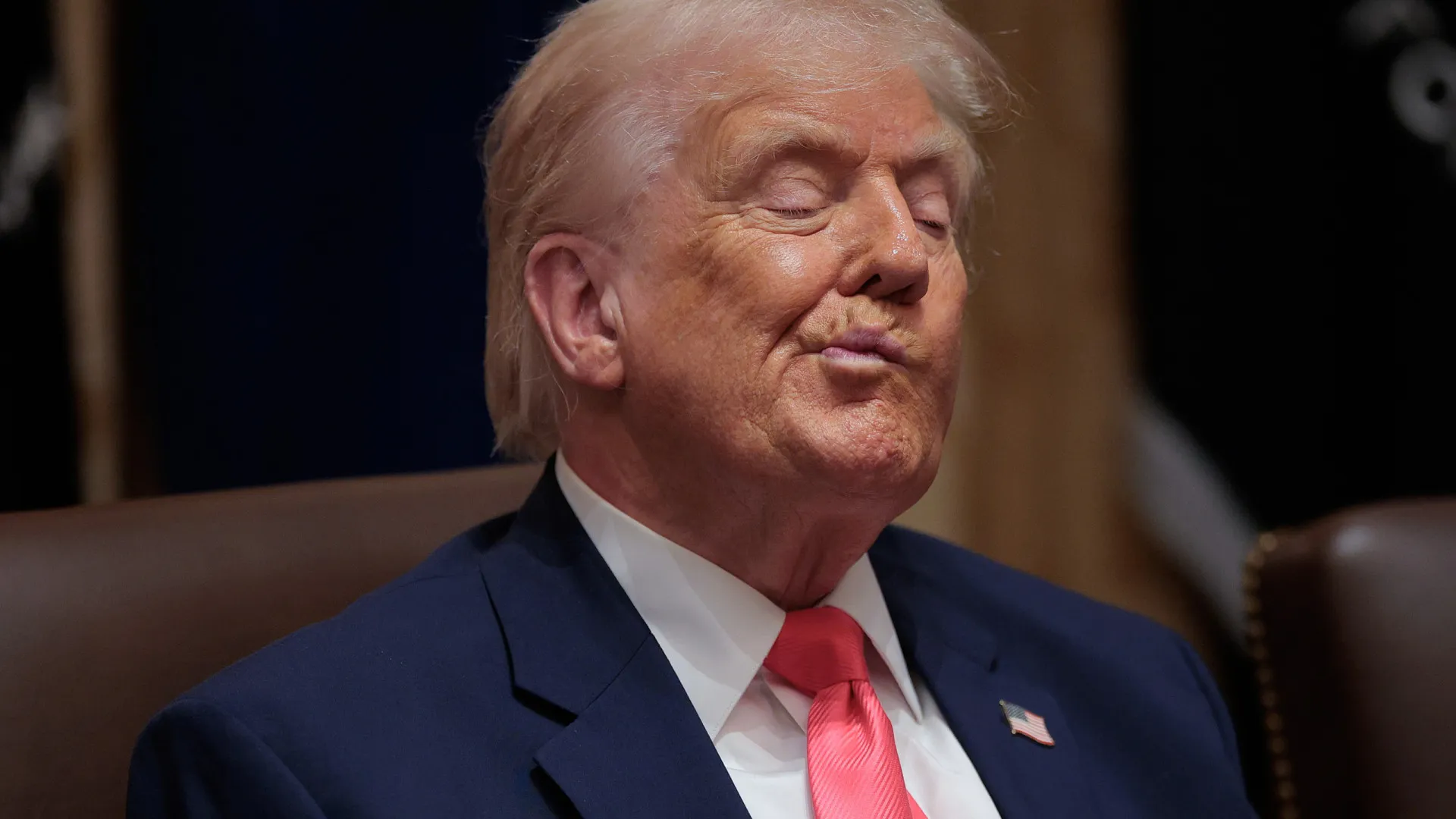 Trump conversa com Putin antes de se reunir com Zelenski