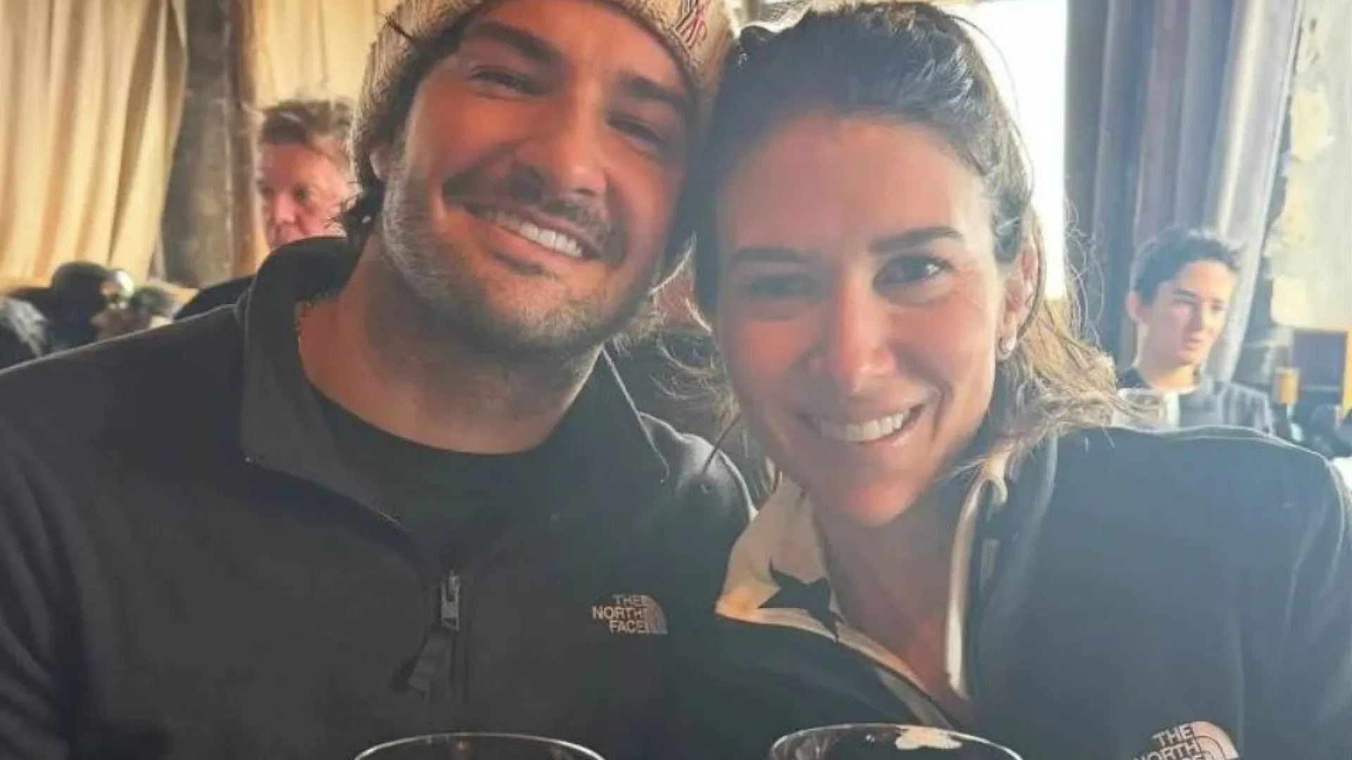 Alexandre Pato e Rebeca Abravanel aproveitam férias na neve em estação de esqui na França
