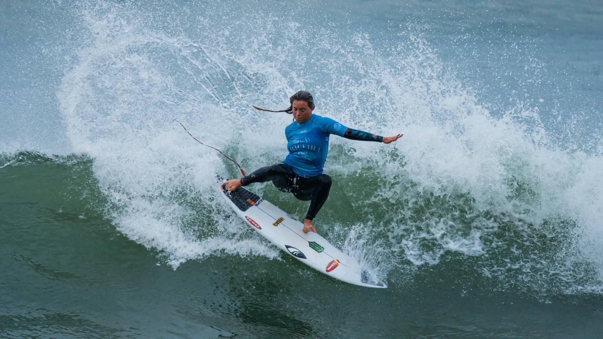 Brasileira é atingida por água-viva em eliminação do Mundial Júnior de Surfe