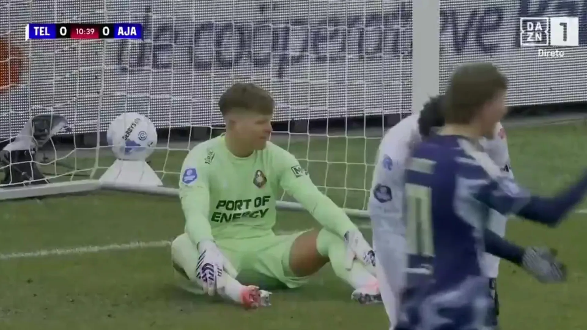 ‘Frango’ ou azar? Filho de Ronald Koeman sofreu este gol contra o Ajax
