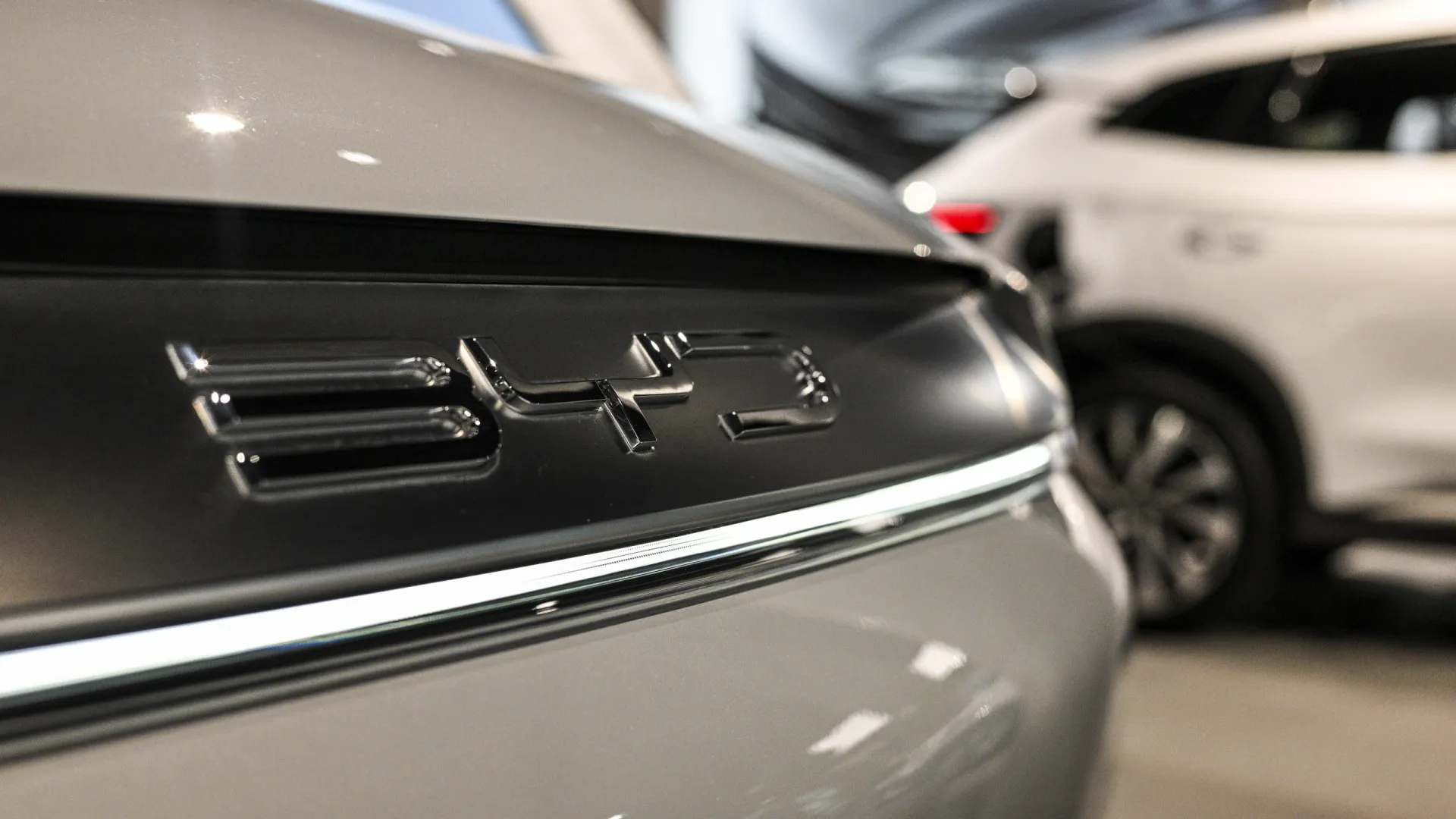 Gigante chinesa BYD bate Tesla com recorde de vendas anuais de carros elétricos em 2025