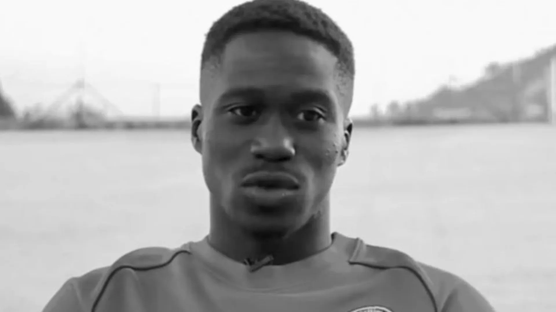 Jogador tem mal súbito em campo e morre aos 27 anos